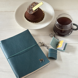 レザーカラーが選べる！ミニチュアレザーノートカバーバックチャーム「Tiny Stationary」小さな文具の世界 3枚目の画像