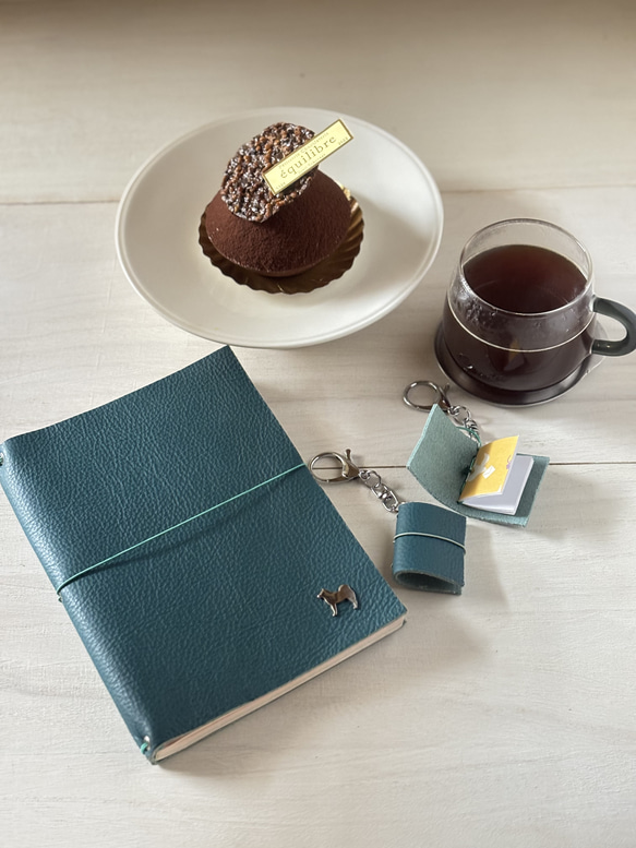 レザーカラーが選べる！ミニチュアレザーノートカバーバックチャーム「Tiny Stationary」小さな文具の世界 3枚目の画像