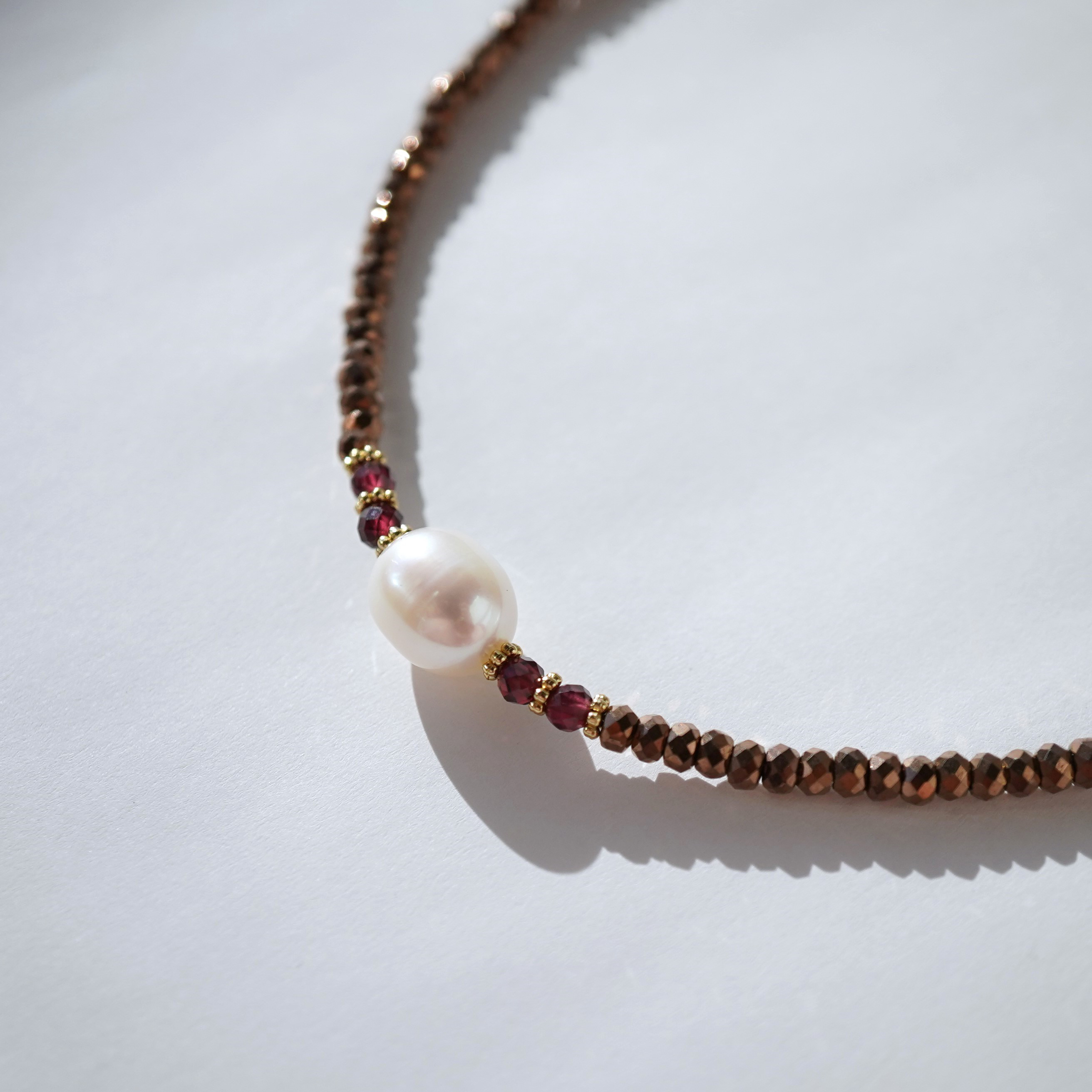 1月の誕生石　きらきらヘマタイトとガーネットのチョーカー　サージカルステンレス