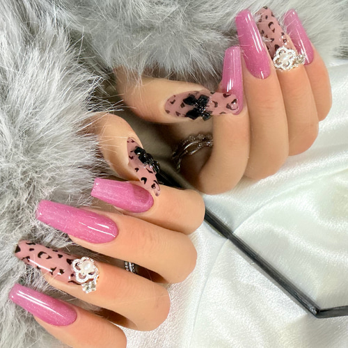 フラットチップ】ヒョウ柄×ちゅるんピンク 黒リボン ギャルネイル