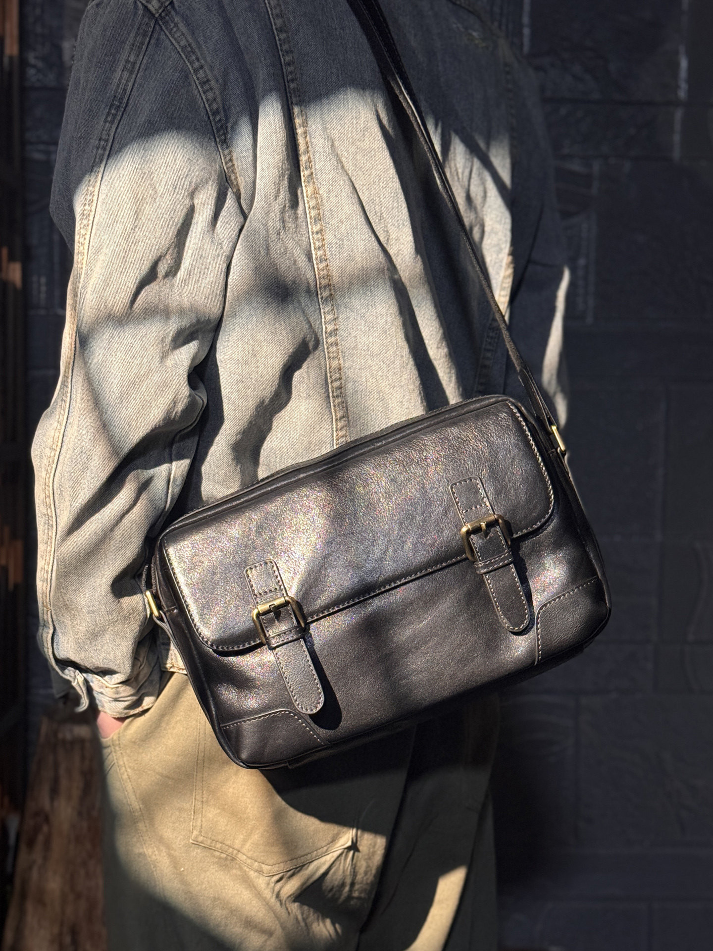 本革 ショルダーバッグ ダブルバックル ステッチ メンズ 上品なブラック メッセンジャーバッグ