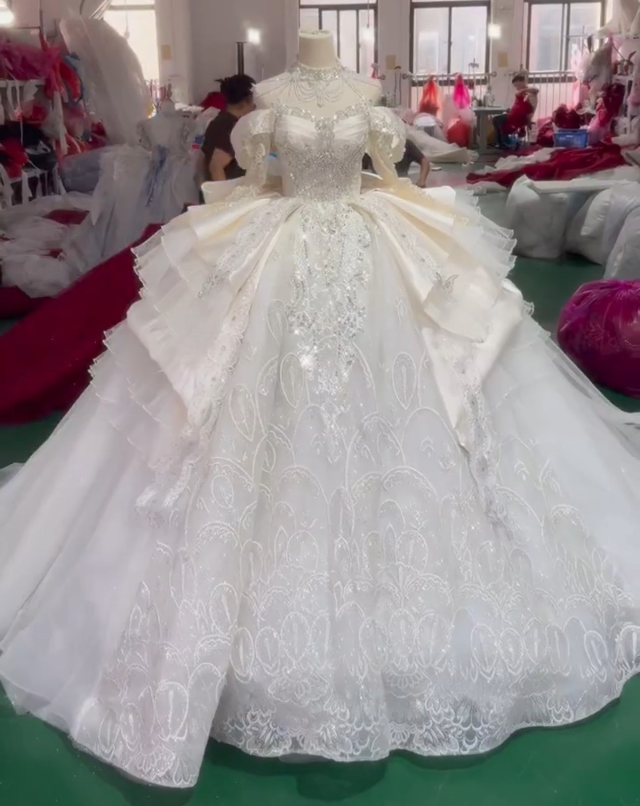 美品ふんわりチュール　サテン　オフショルダー　2の腕を隠せる　ホルターネック白ホワイト　フレアスカート　花嫁ボリューム感