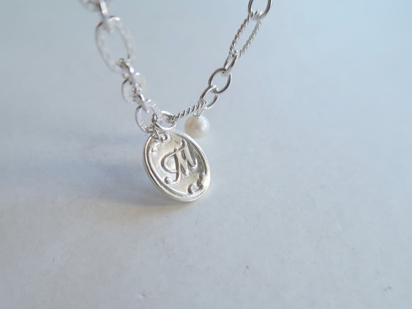 925純銀 復古字母 數字 珍珠 客製化 不對稱鍊 OT扣 手鍊 免費送禮包裝 第2張的照片