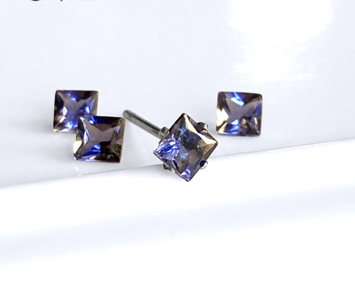 ✴︎静寂の菫色✴︎ つけっぱなしOK 天然 アイオライト 一粒 ピアス