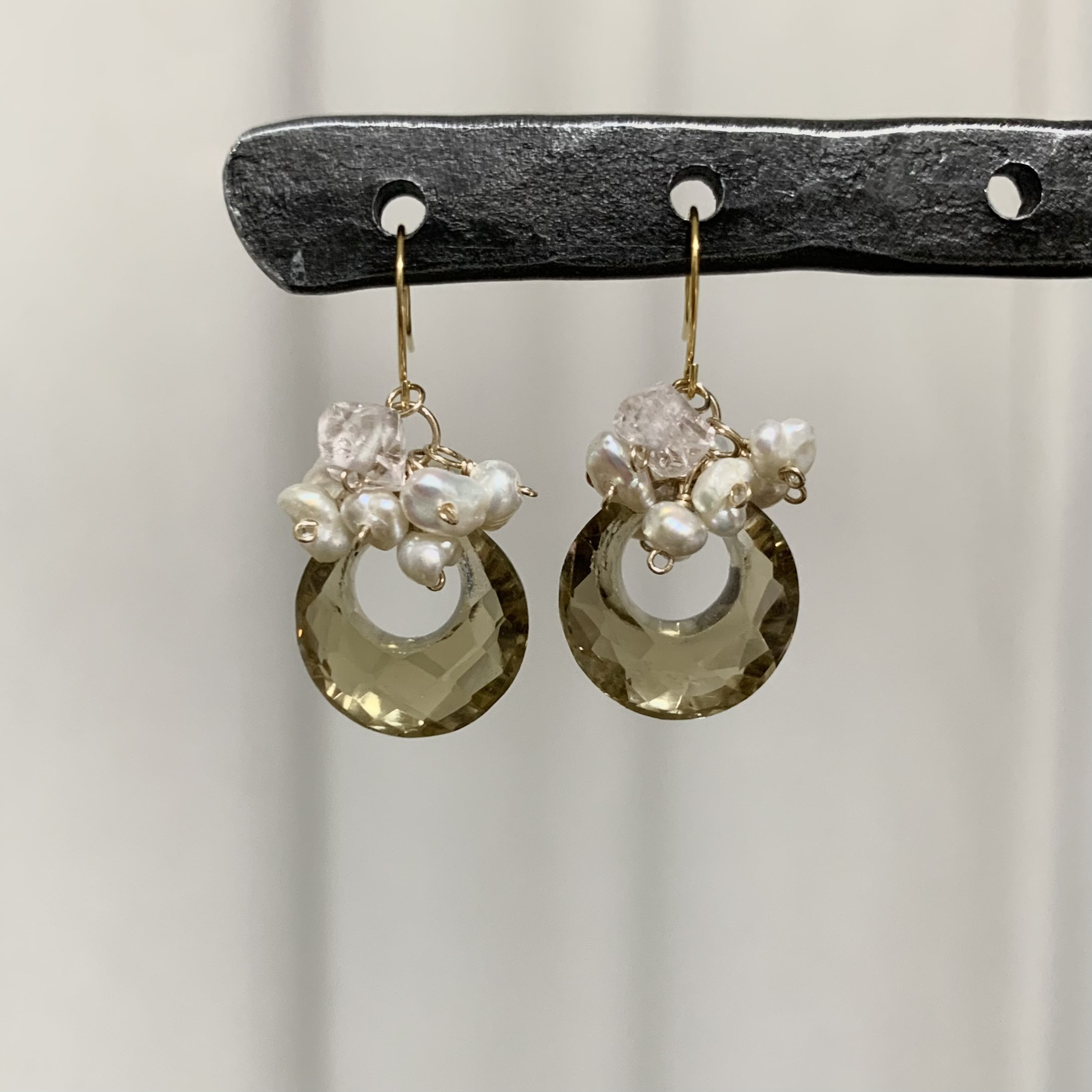 ビアクォーツとモルガナイトと淡水パールのピアス