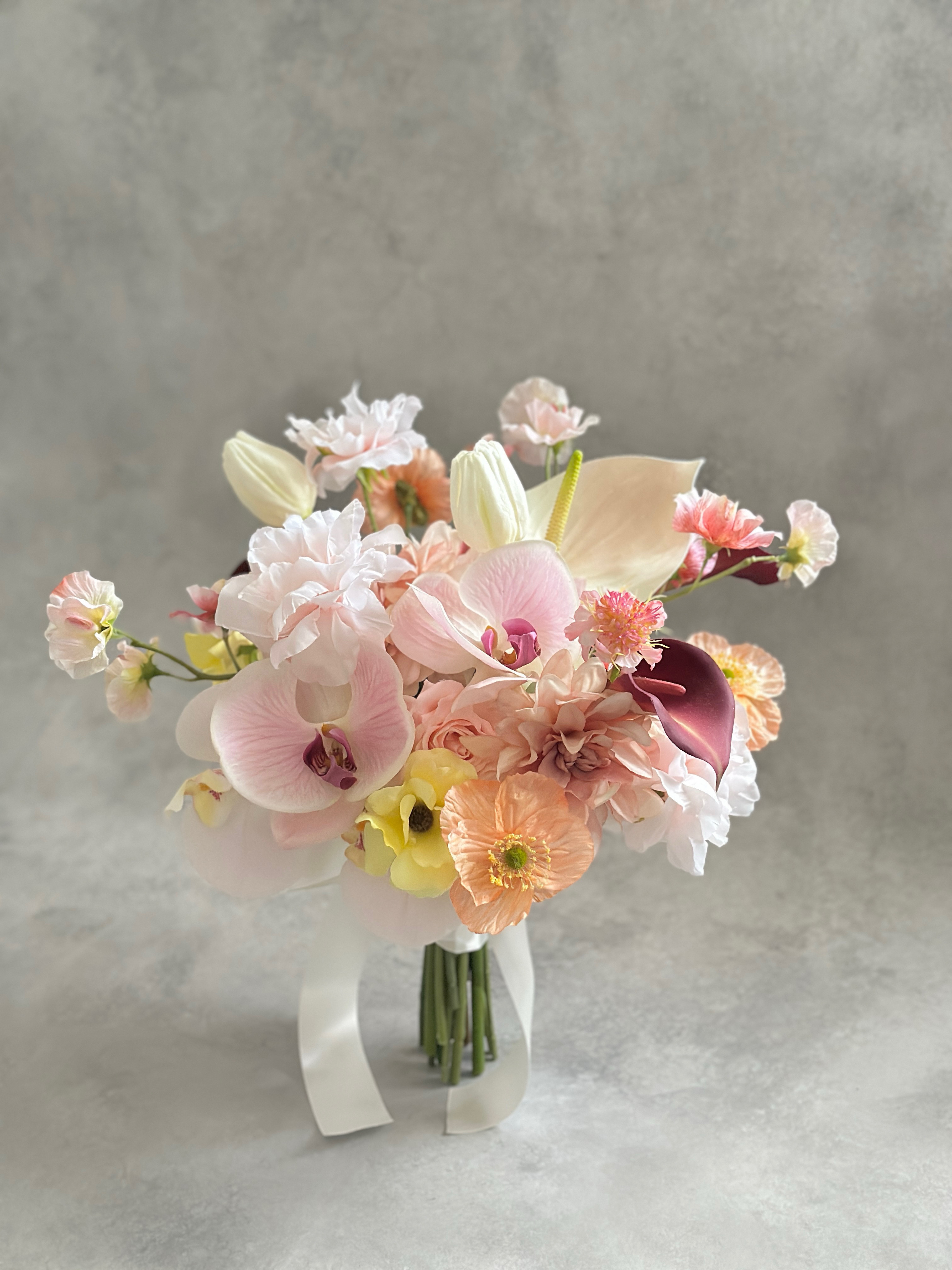 ピンクとオレンジのクラッチブーケ　造花ブーケ　アーティフィシャルブーケ　コチョウランブーケ　ブーケ　ピンク