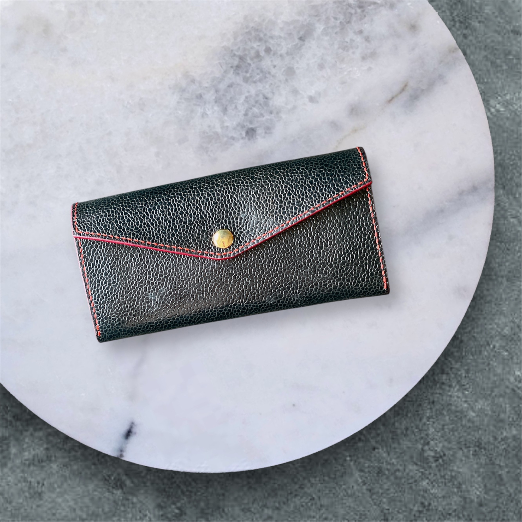 しっかり収納できる本革長財布　ブラック