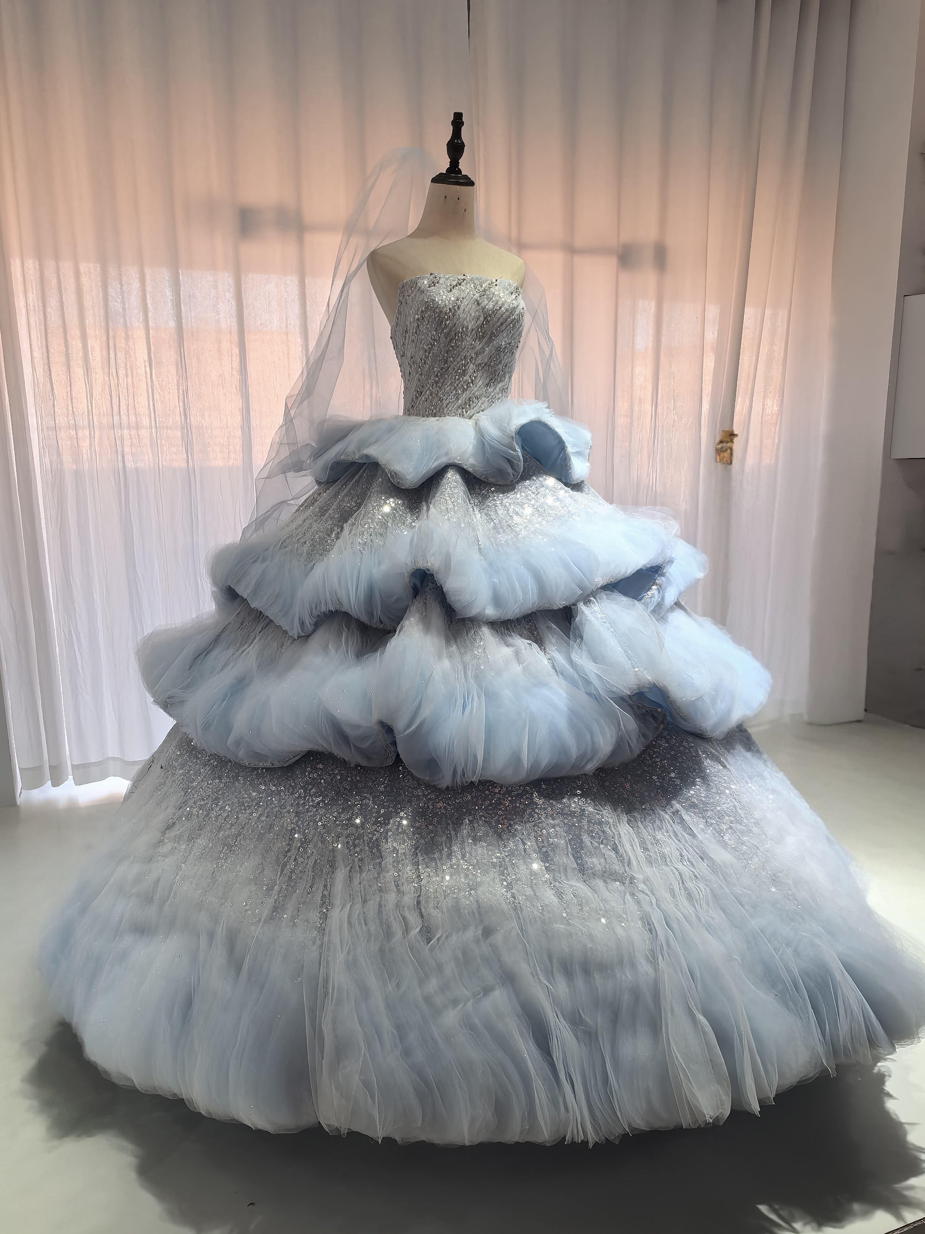 ゴージャススタイル青 キラキラ カラードレス ケーキスカート バースカートプリンセスドレ+ショートヴェール華やか 結婚式