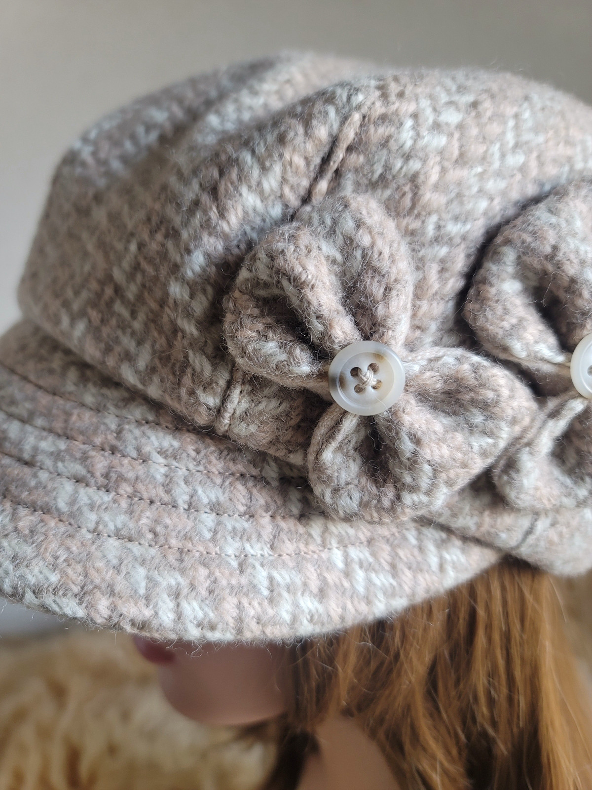 ★three. premium★61.5㎝★厚手ウール★グレージュ×ピンクベージュ系★蝶が舞う★バタフライ リボン キャ