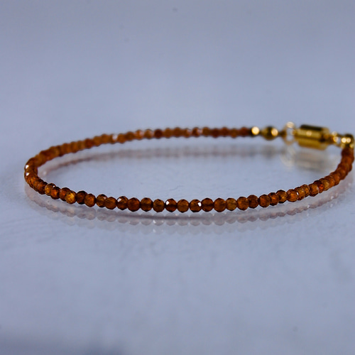 石閃ー橙ー】 極小2mmヘソナイトガーネットのブレスレット 1月誕生石