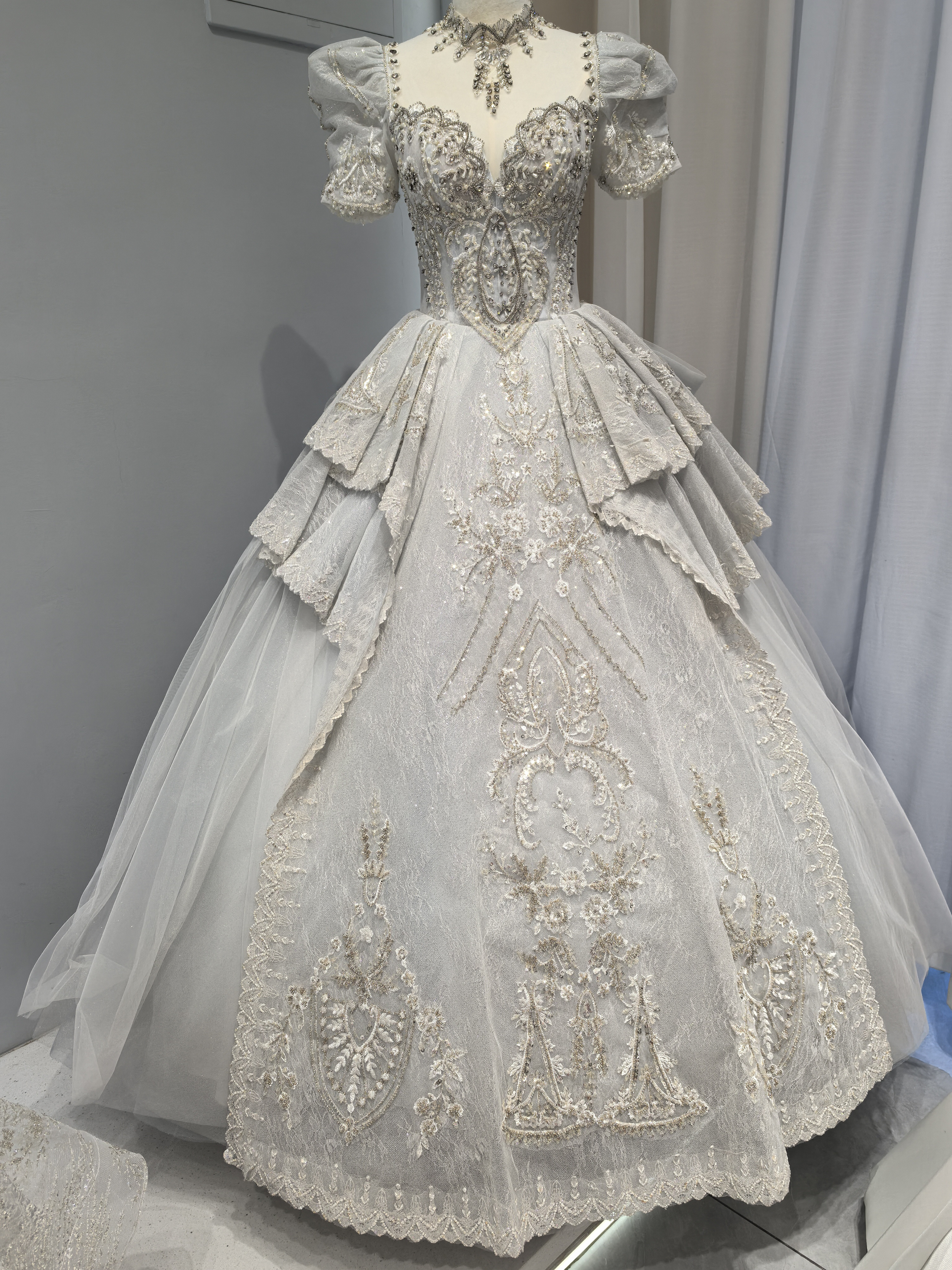 華やか  カラードレス キラキラ  ビジュー 美しい背後の大きな リボン プリンセスライン 結婚式