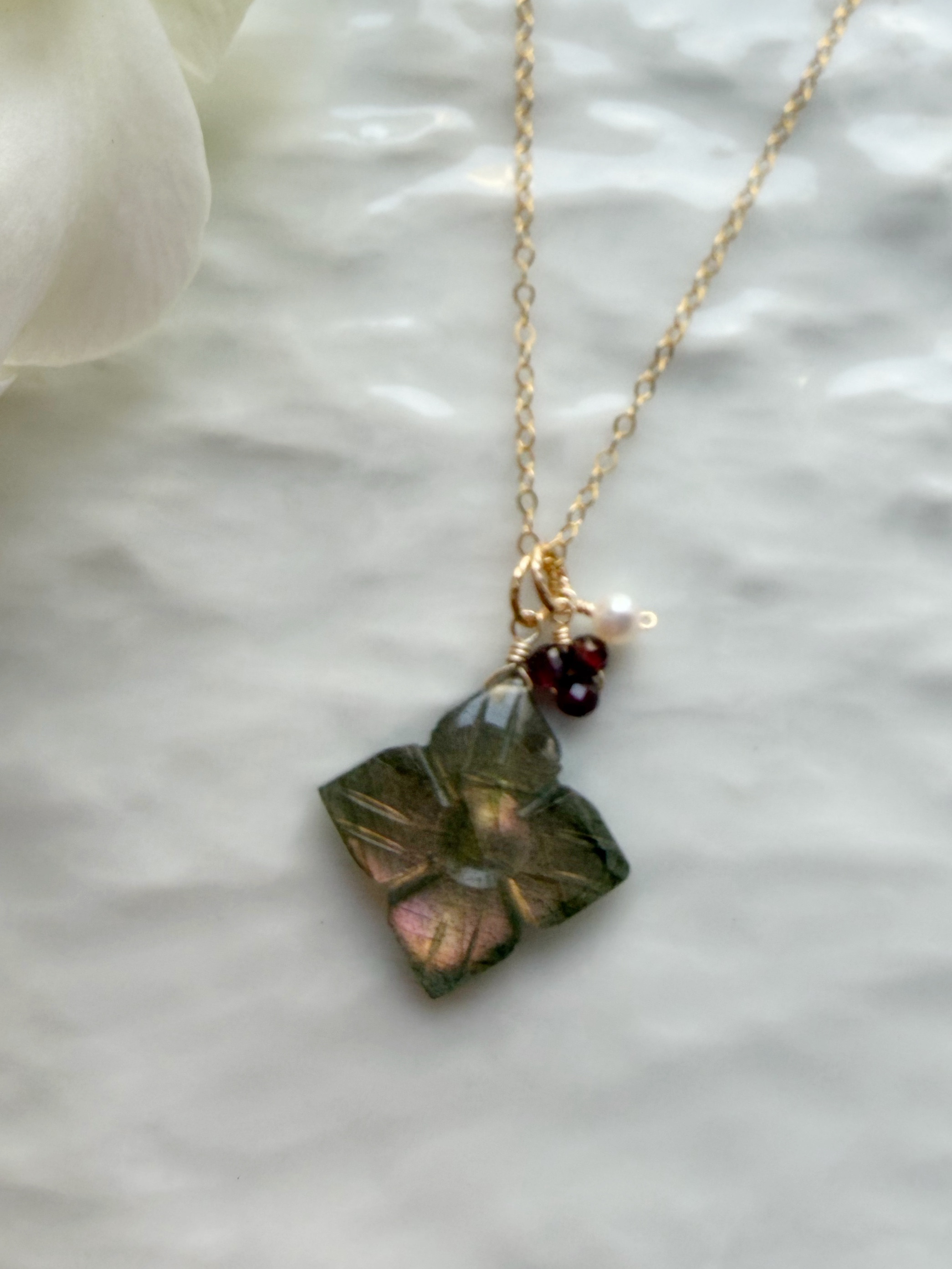 14KGF カランコエカットラブラドライト ガーネット ネックレス