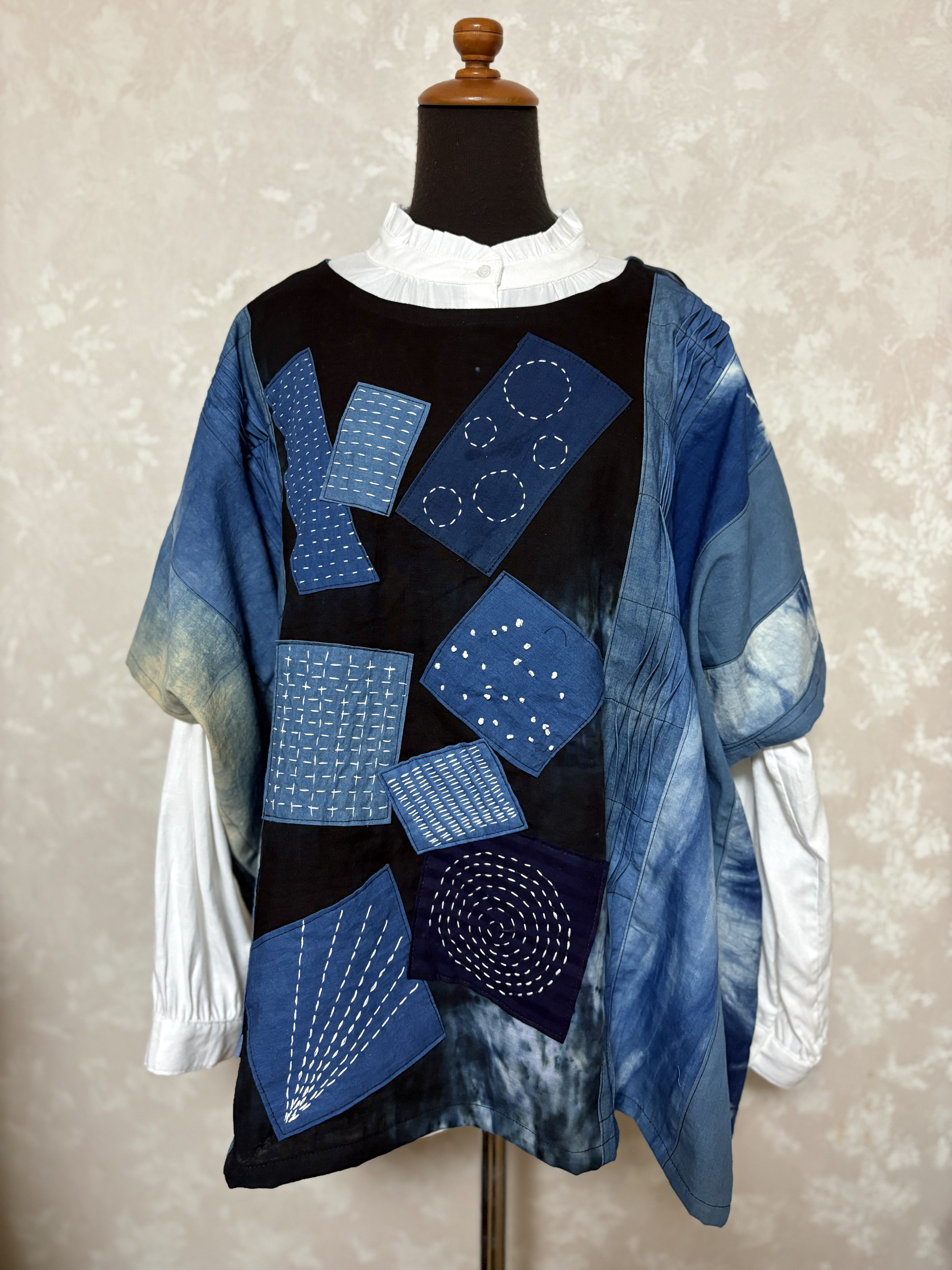 534.刺し子のトップス、藍染め　絞り染め　手染め　ステッチ　パッチ　藍濃淡