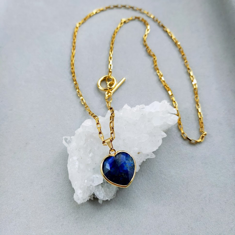 【幸運を呼ぶ】　50㎝　天然石　ラピスラズリ　ハート　ネックレス　金属アレルギー対応　多面カット　マンテル