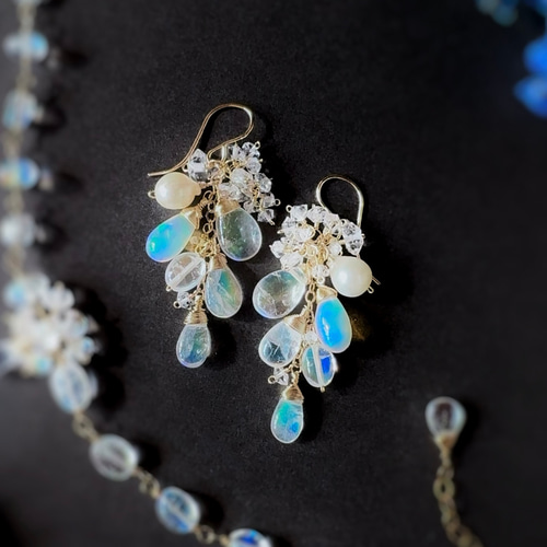 高品質アンデシンラブラドライトとプレシャスオパールの光の女神ピアス