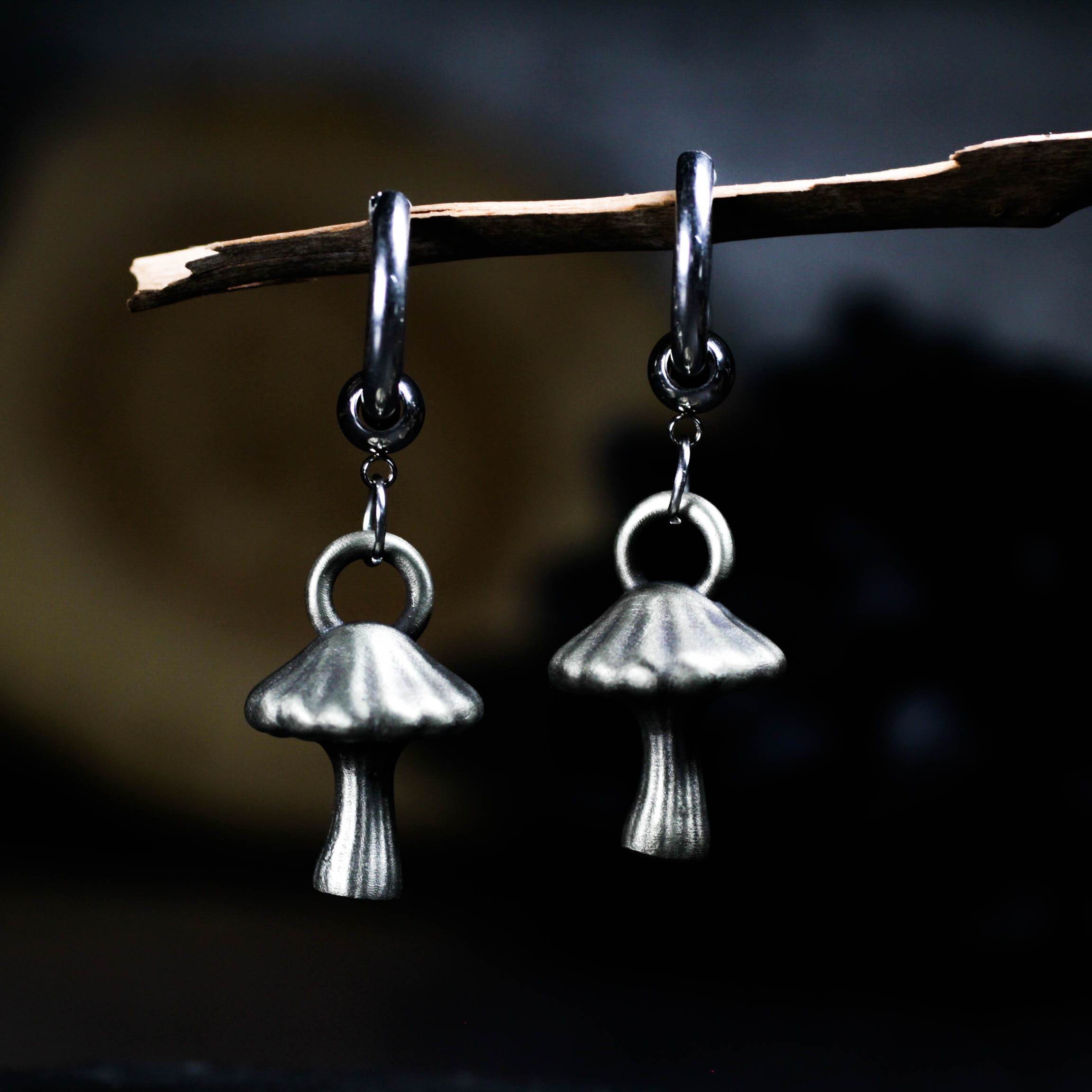 シルバーのマッシュルームイヤリング - ゴシックな自然からインスピレーションを得たハンドメイドジュエリー、神秘的な森のス