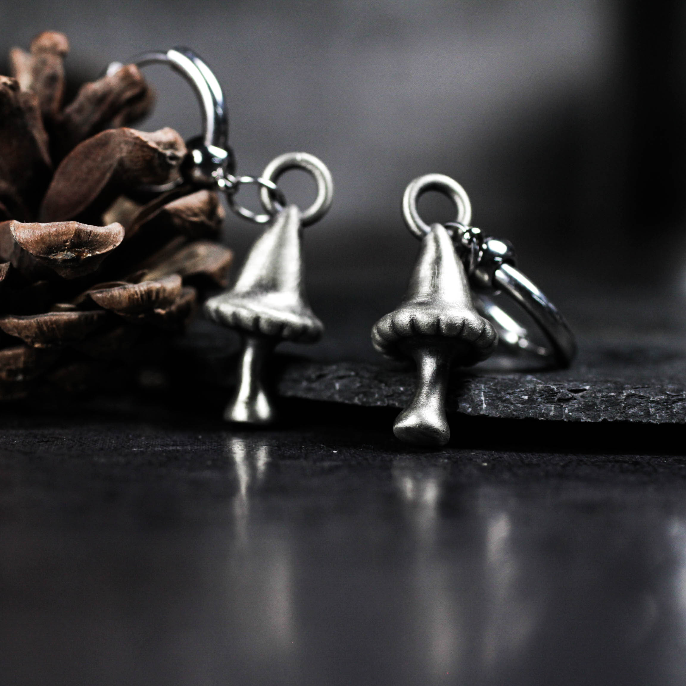 シルバーのマッシュルームイヤリング - ハンドメイドのゴシックファンタジージュエリー、森の魔女の自然にインスパイアされた