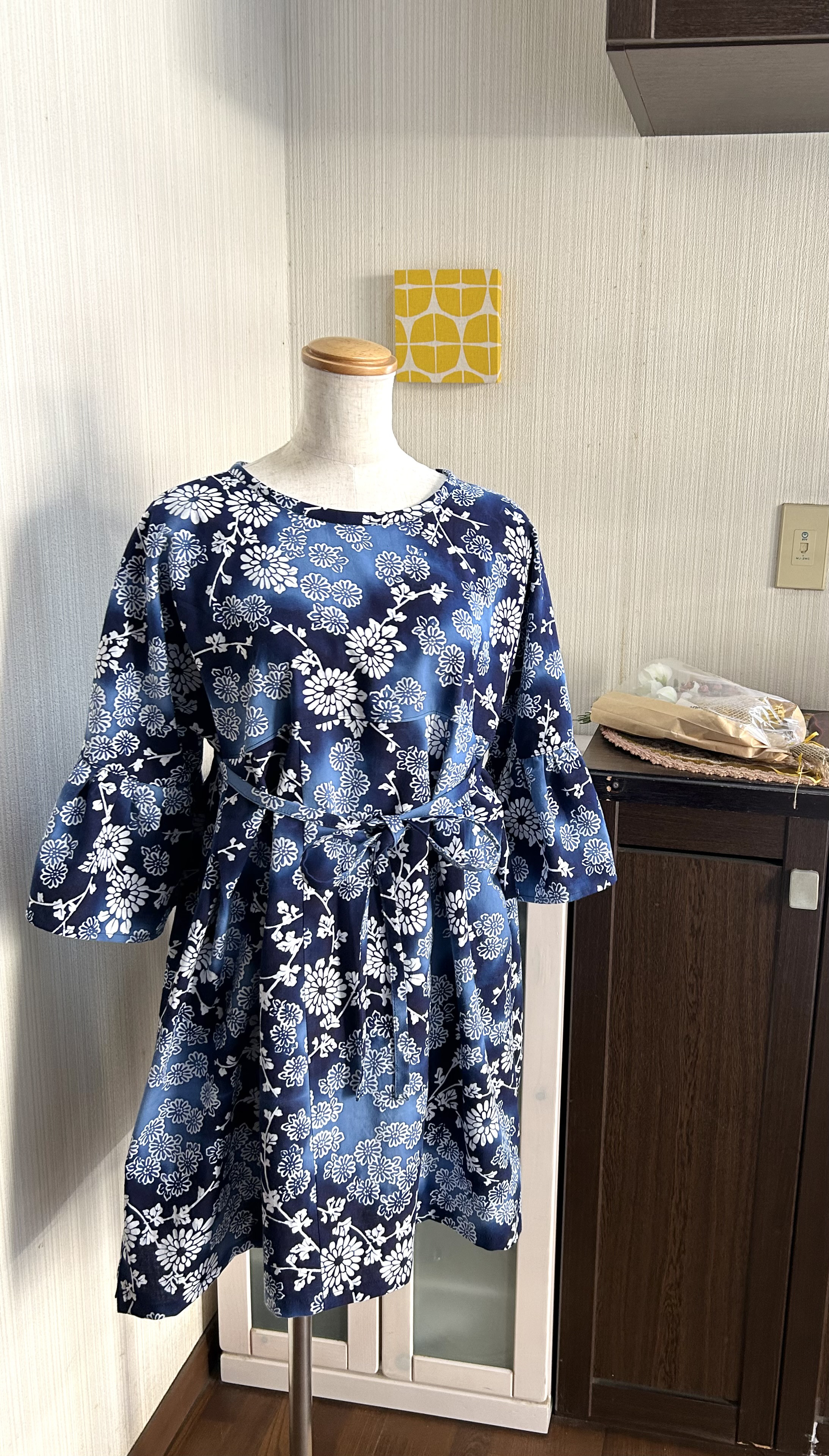 綿　後ろ開きリボン　ハイウエスト　フレア袖　ワンピース　浴衣　反物　ぼかし染め　花柄　紺　ハンドメイド　リメイク　361