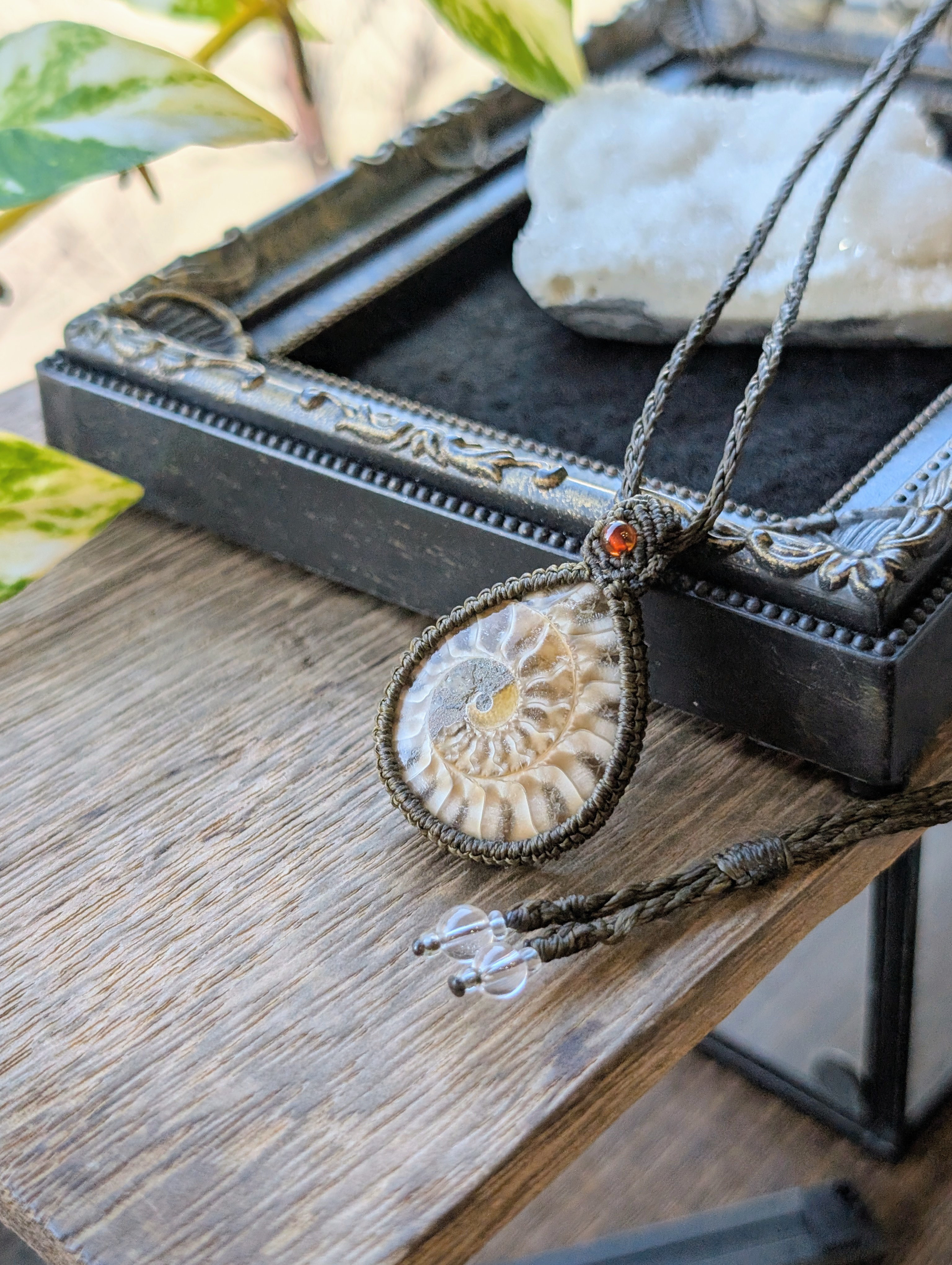 ☆ベージュカラー☆アンモナイト・化石☆マクラメ編みネックレス 503・マクラメネックレス