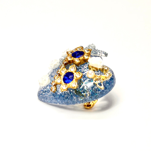 サファイアブルーの聖花ハートブローチ レジンブローチ ブローチ