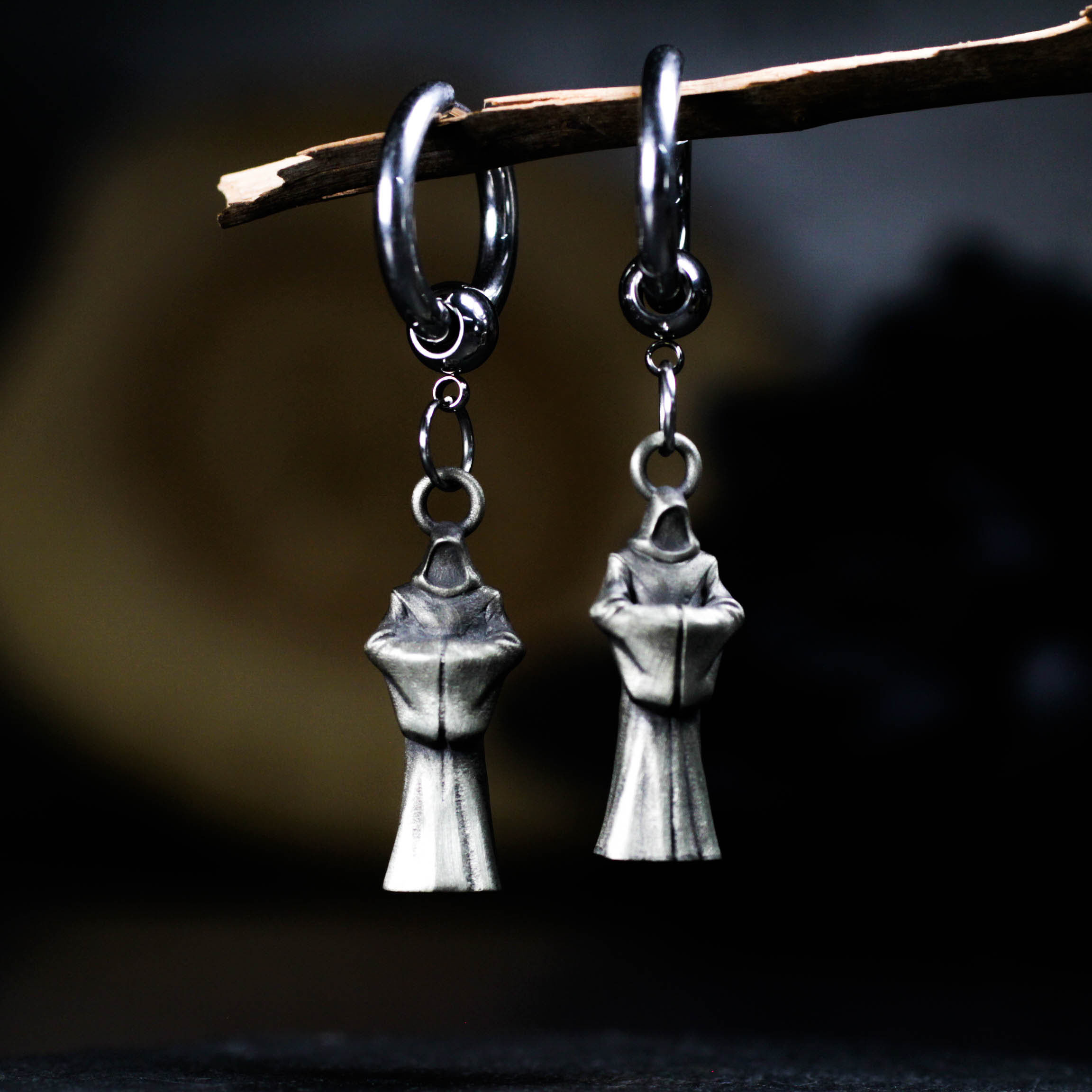 シルバーのモンクイヤリング - ハンドメイドのゴシック宗教ジュエリー、ダークミスティックマントをまとった人物