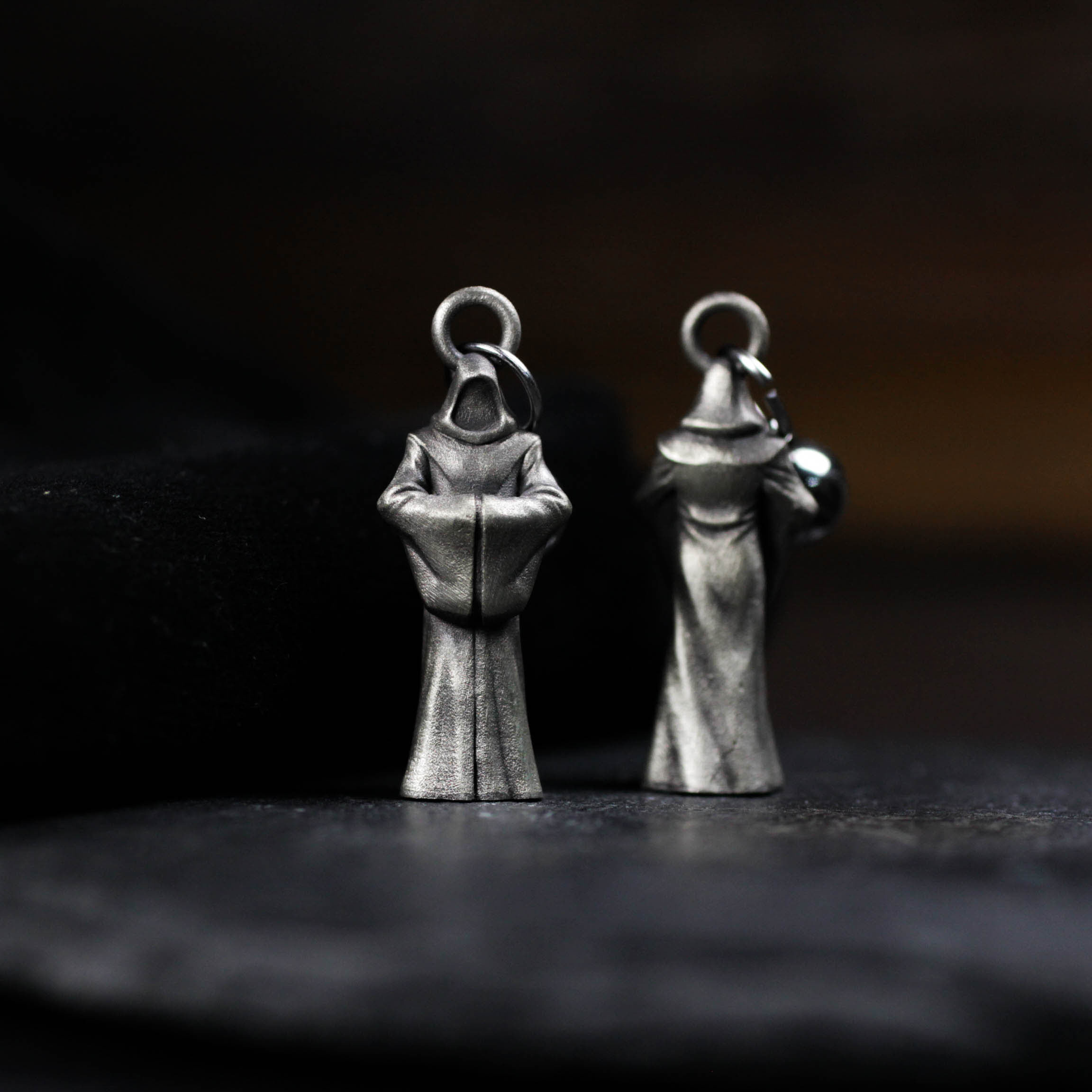 シルバーのモンクイヤリング - ハンドメイドのゴシック宗教ジュエリー、ダークミスティックマントをまとった人物