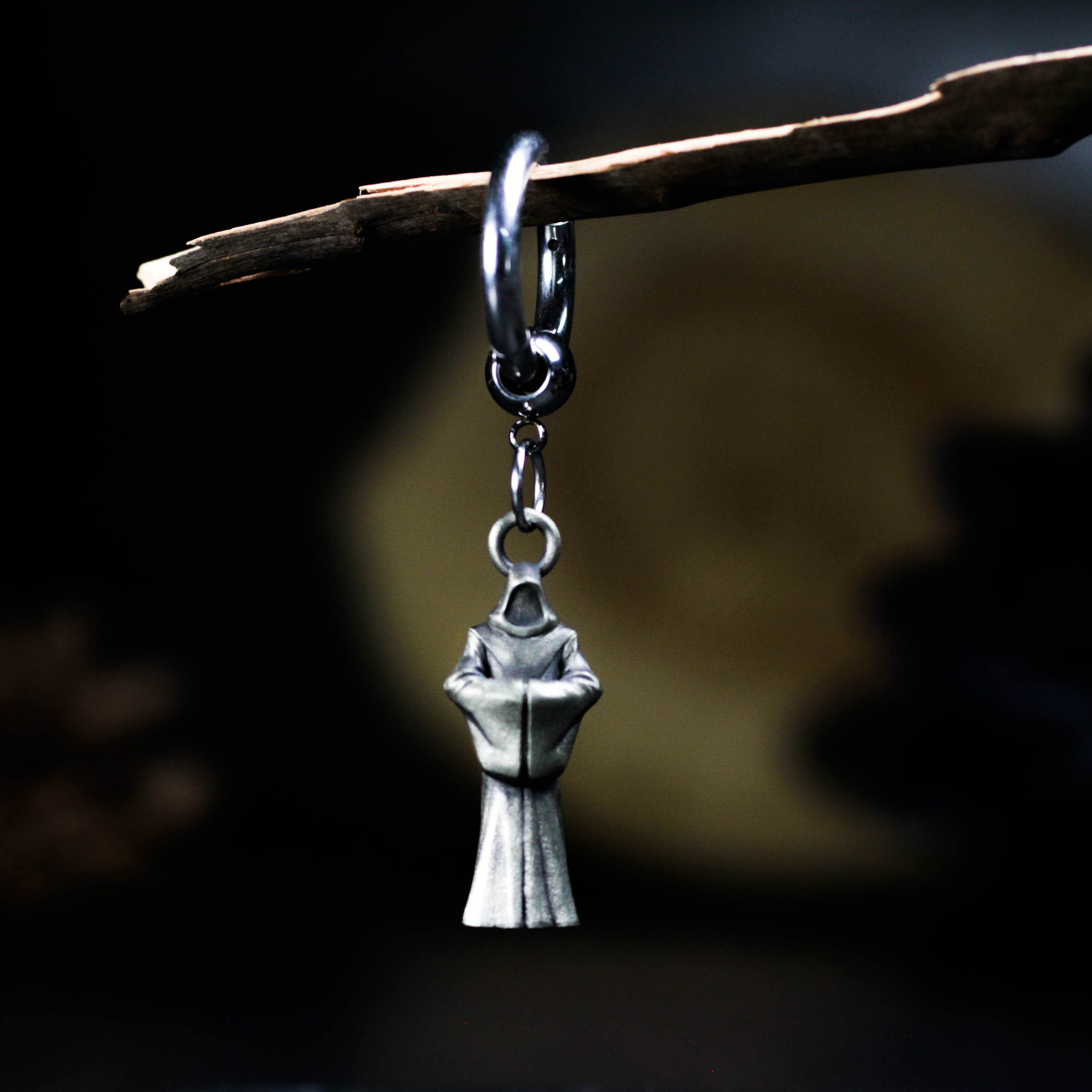 シルバーのモンクイヤリング - ハンドメイドのゴシック宗教ジュエリー、ダークミスティックマントをまとった人物