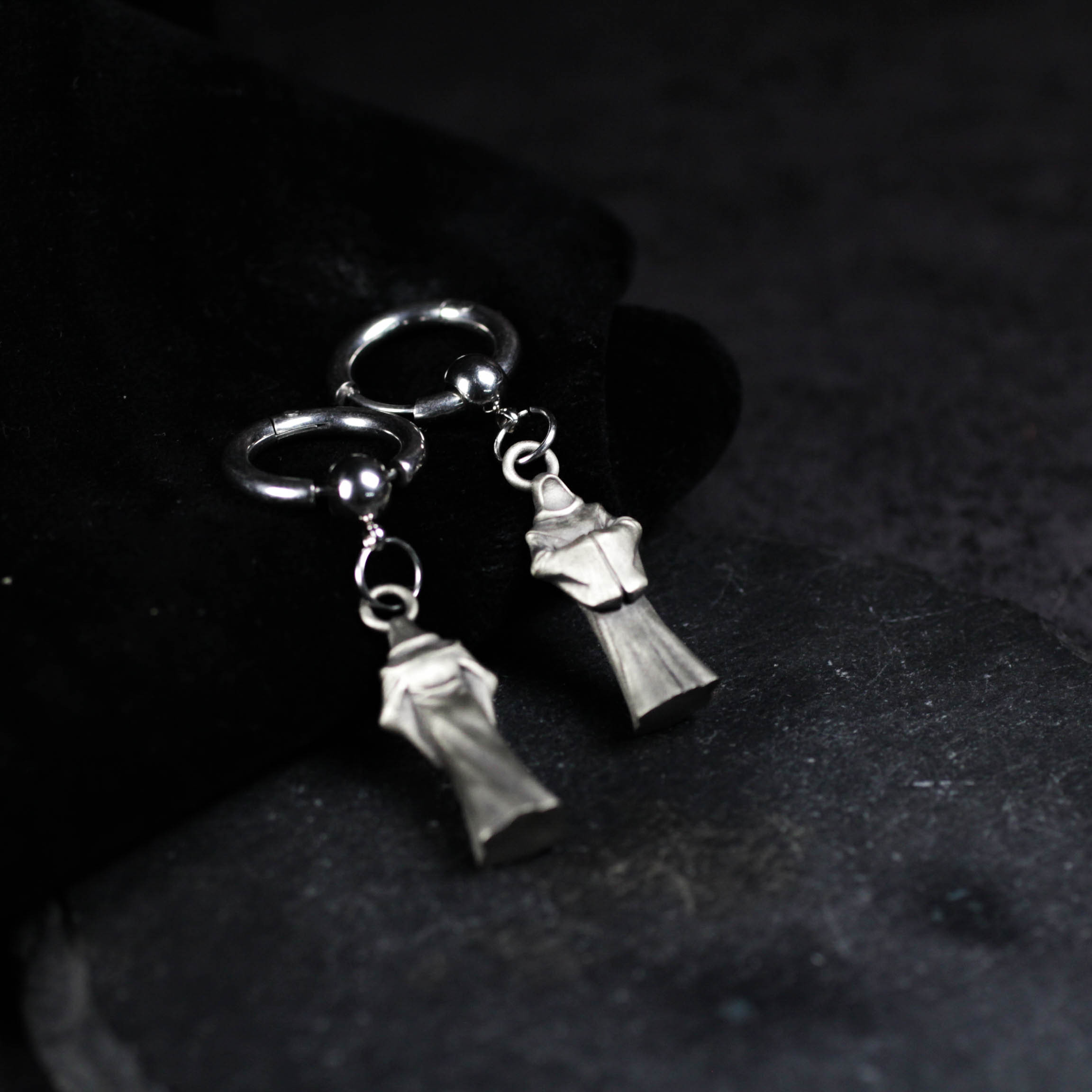 シルバーのモンクイヤリング - ハンドメイドのゴシック宗教ジュエリー、ダークミスティックマントをまとった人物