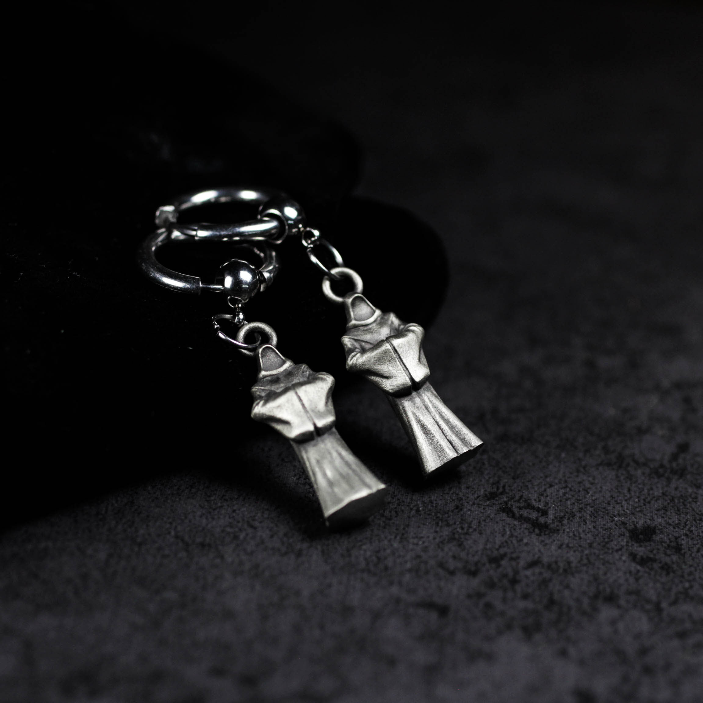 シルバーのモンクイヤリング - ハンドメイドのゴシック宗教ジュエリー、ダークミスティックマントをまとった人物