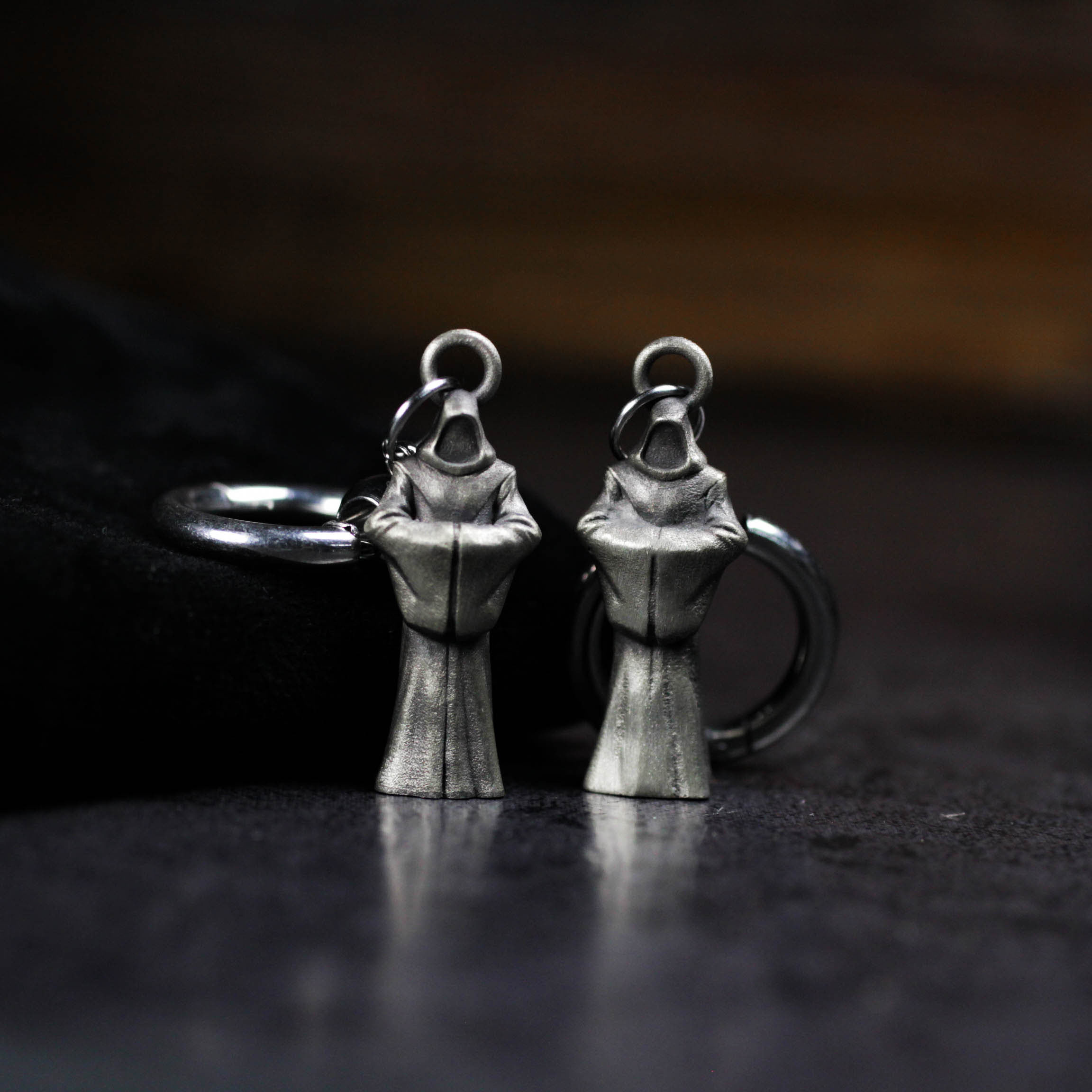 シルバーのモンクイヤリング - ハンドメイドのゴシック宗教ジュエリー、ダークミスティックマントをまとった人物