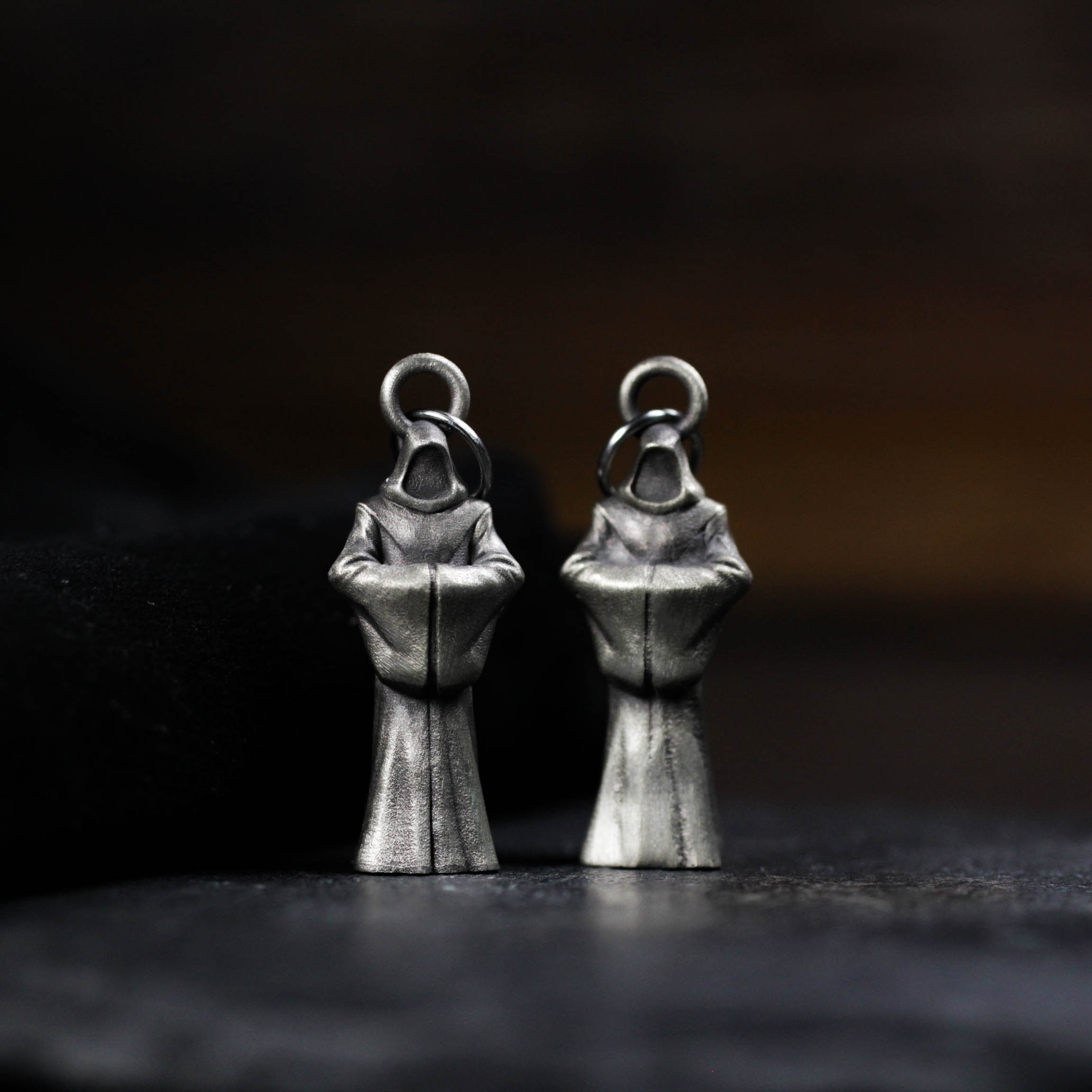 シルバーのモンクイヤリング - ハンドメイドのゴシック宗教ジュエリー、ダークミスティックマントをまとった人物