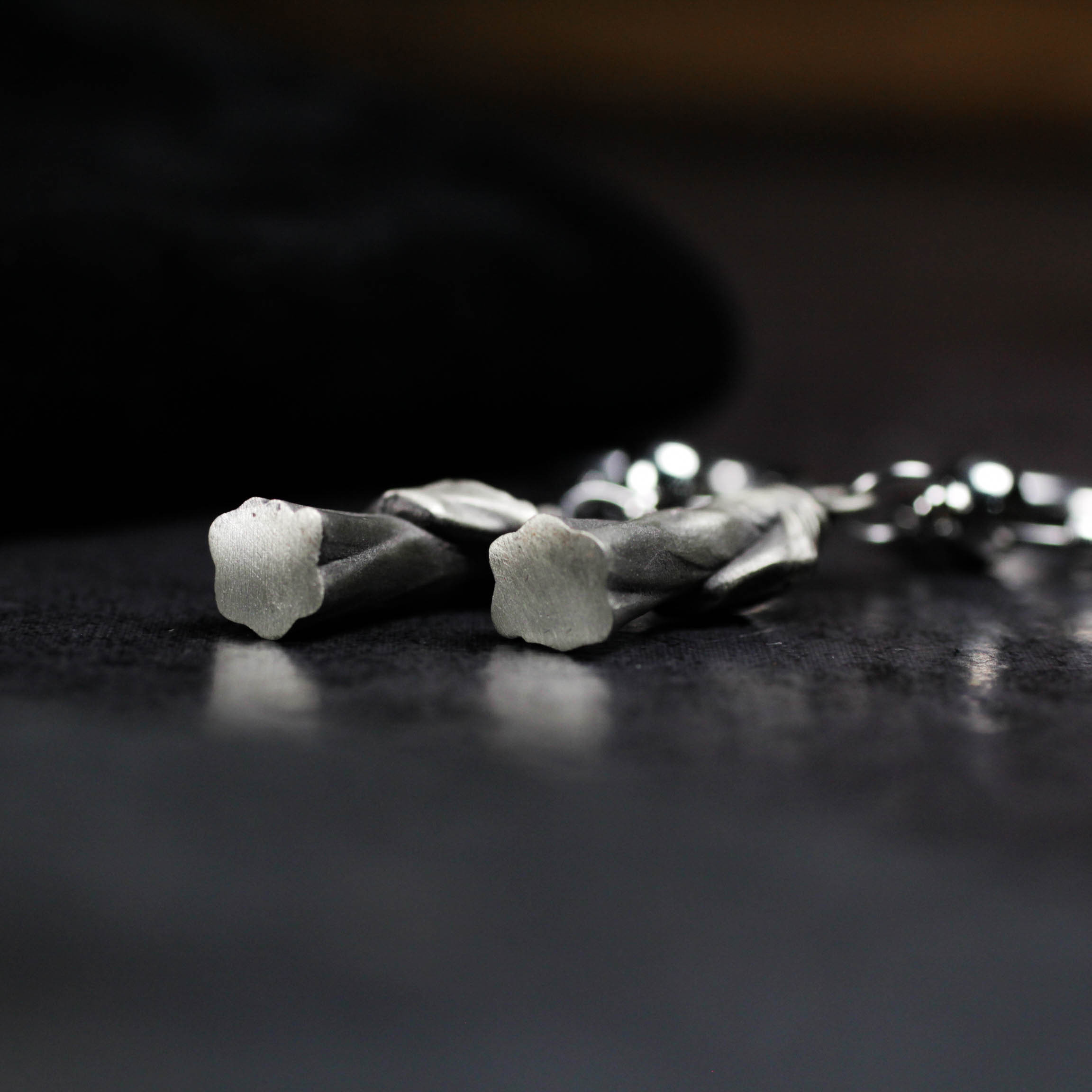 シルバーのモンクイヤリング - ハンドメイドのゴシック宗教ジュエリー、ダークミスティックマントをまとった人物