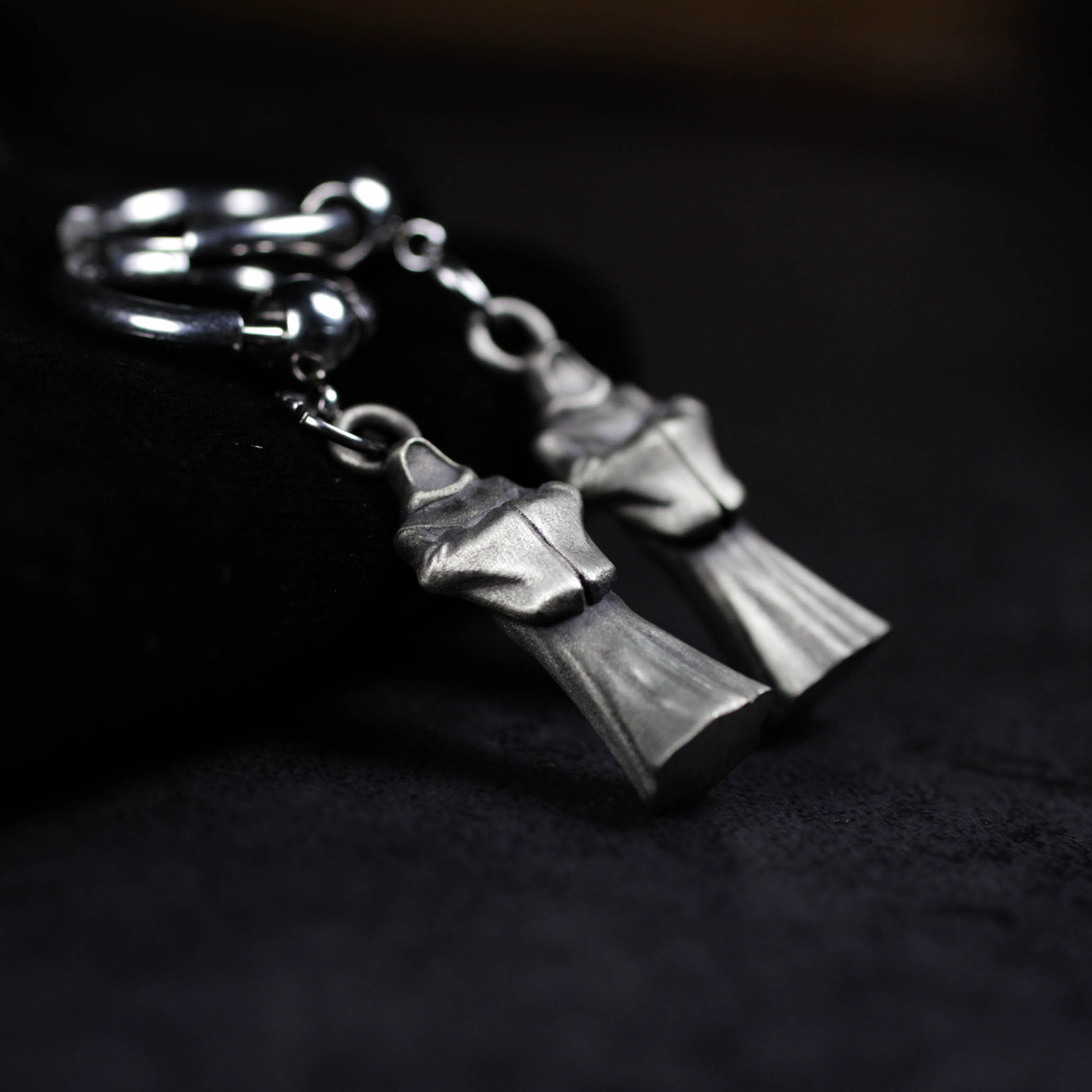 シルバーのモンクイヤリング - ハンドメイドのゴシック宗教ジュエリー、ダークミスティックマントをまとった人物