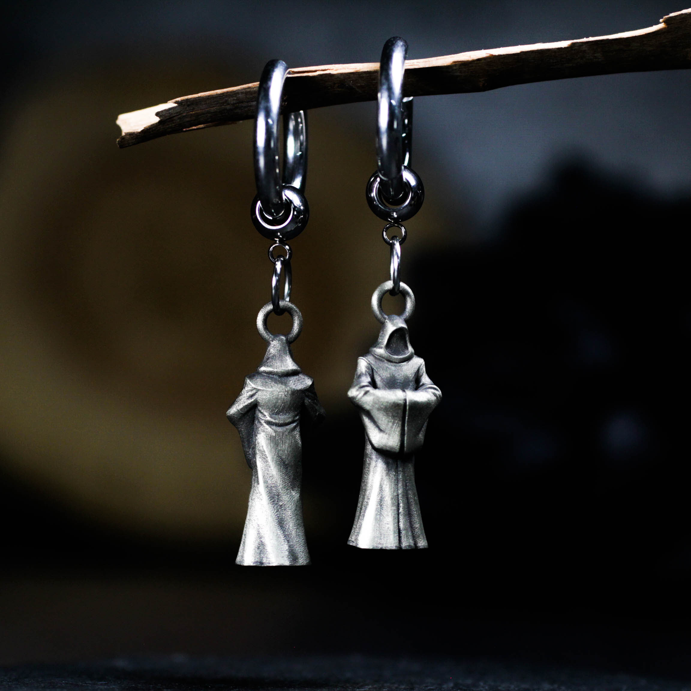 シルバーのモンクイヤリング - ハンドメイドのゴシック宗教ジュエリー、ダークミスティックマントをまとった人物