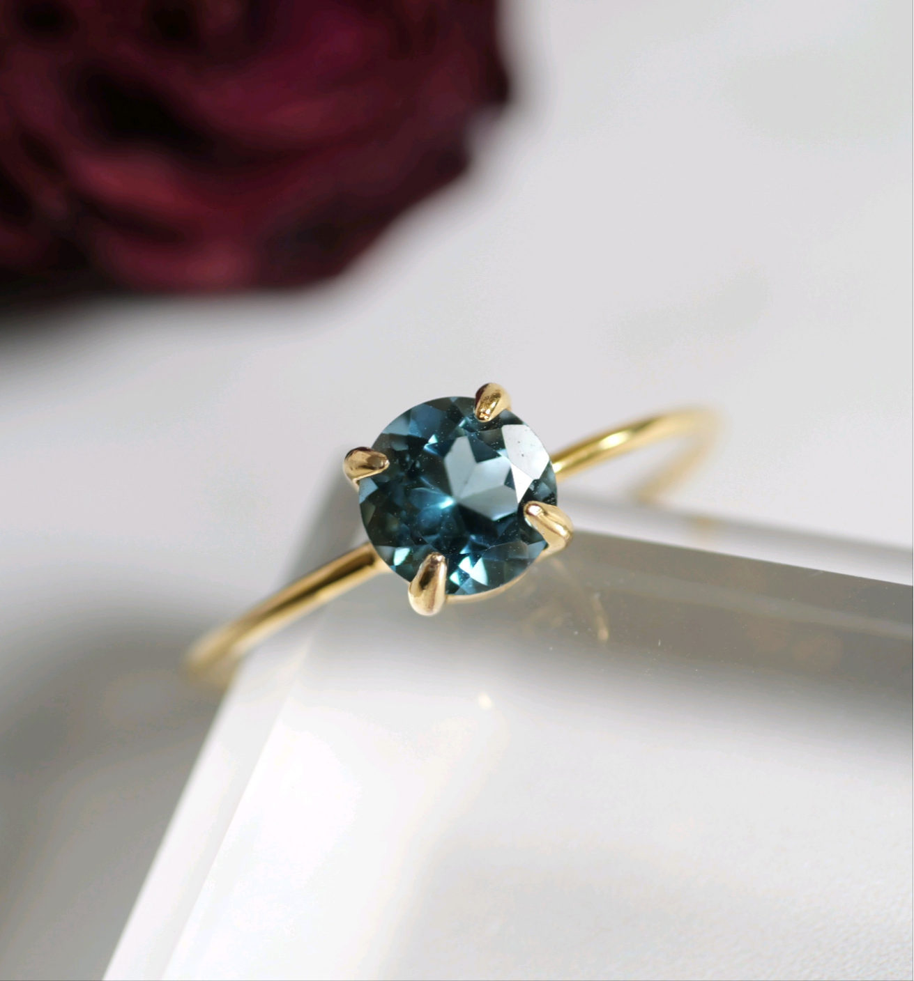 多彩なブルーのきらめきが美しいロンドンブルートパーズのリング