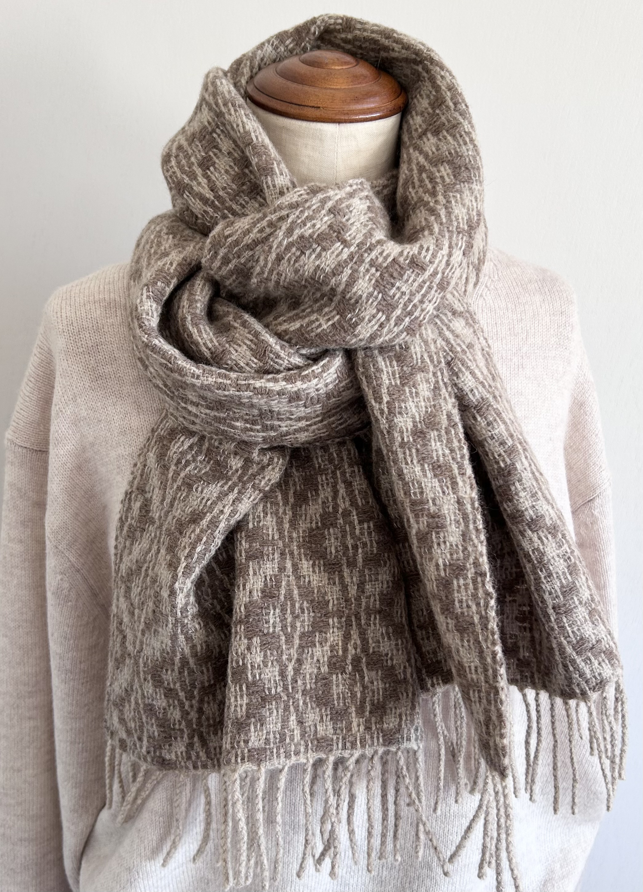 手織り　オーバーショット織りのストール