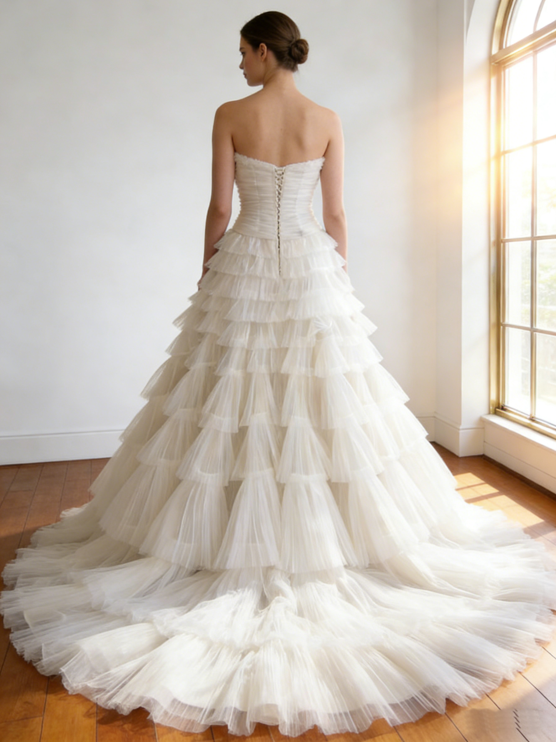 ウエディングドレス  オフホワイト ビスチェドレス  柔らかく重ねたチュールスカート 華やかなトレーン 花嫁