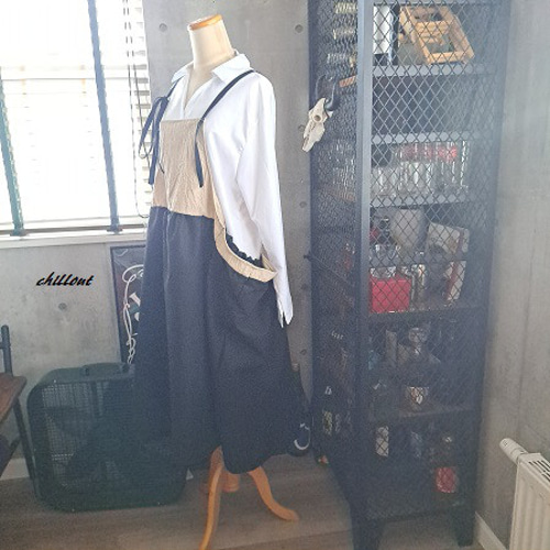 背中がかわいい】マキシ：ギャザー：エプロンドレス：ブラック×リネン