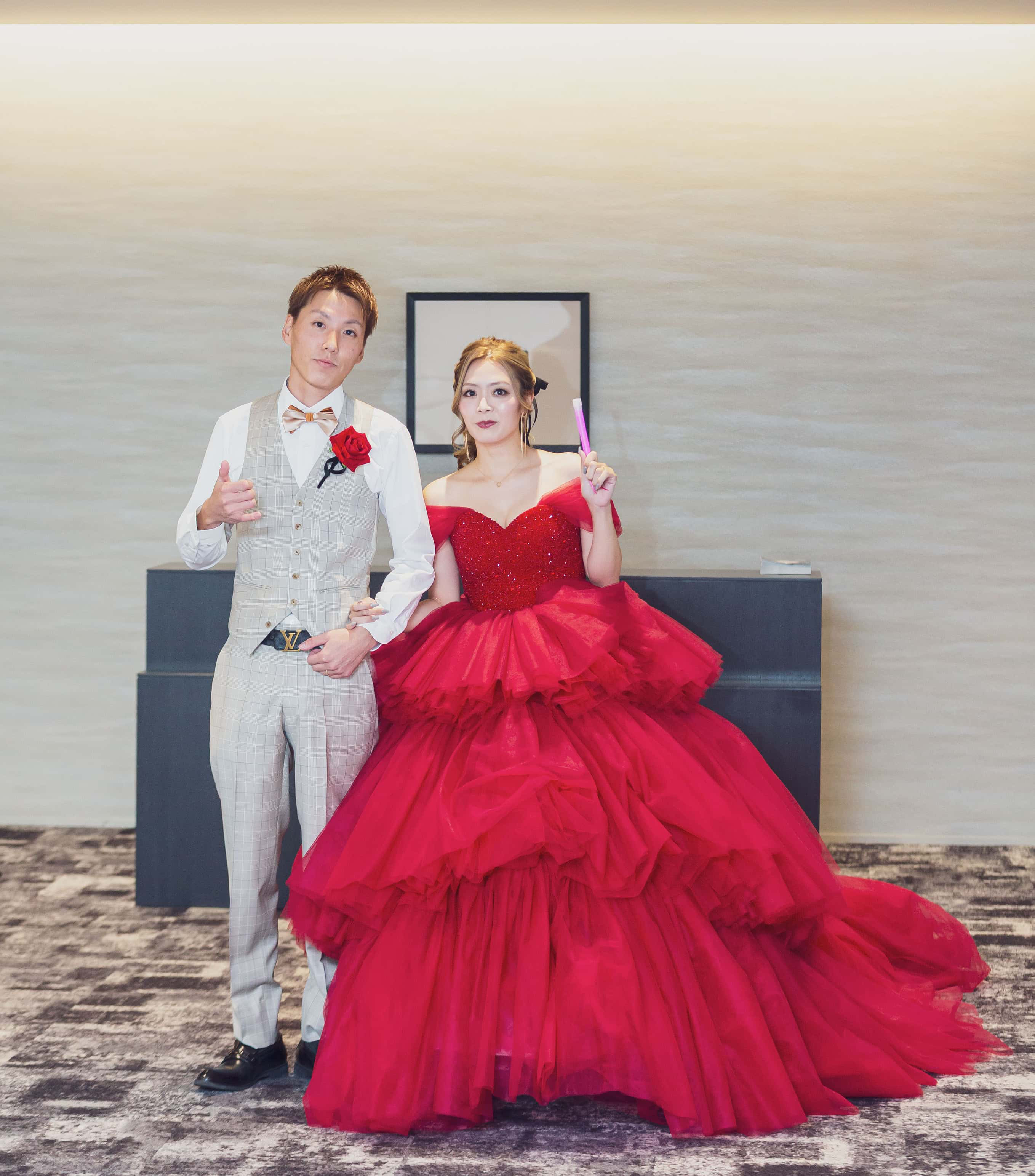 実例写真！カラードレス ボルドー色 オフショルダー ハンドメイド ティアードのドレス 結婚式 抜群におしゃれ度が際立つ