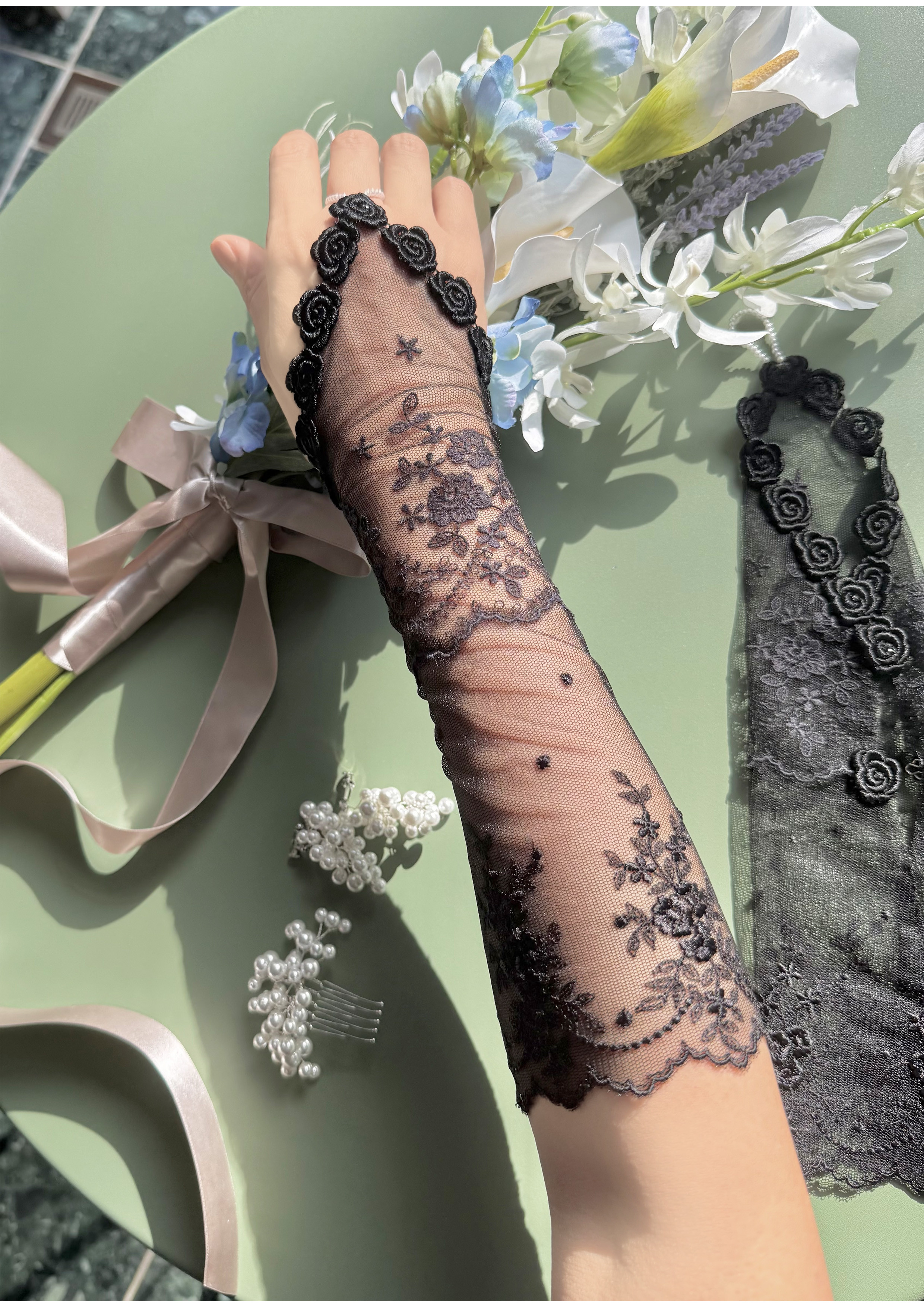 フィンガーレスグローブ•プティローズ肘下ロング／ノワール