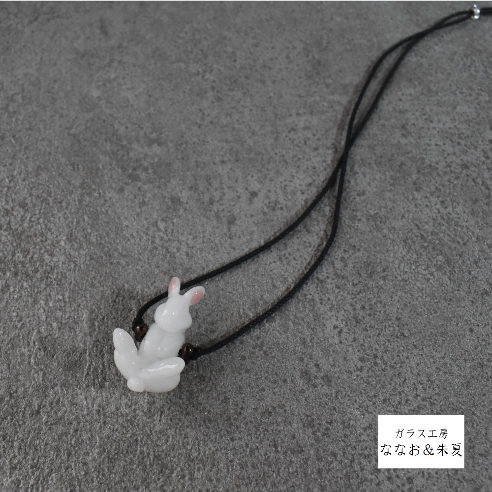 揺れる白うさぎのガラスペンダント（とんぼ玉）