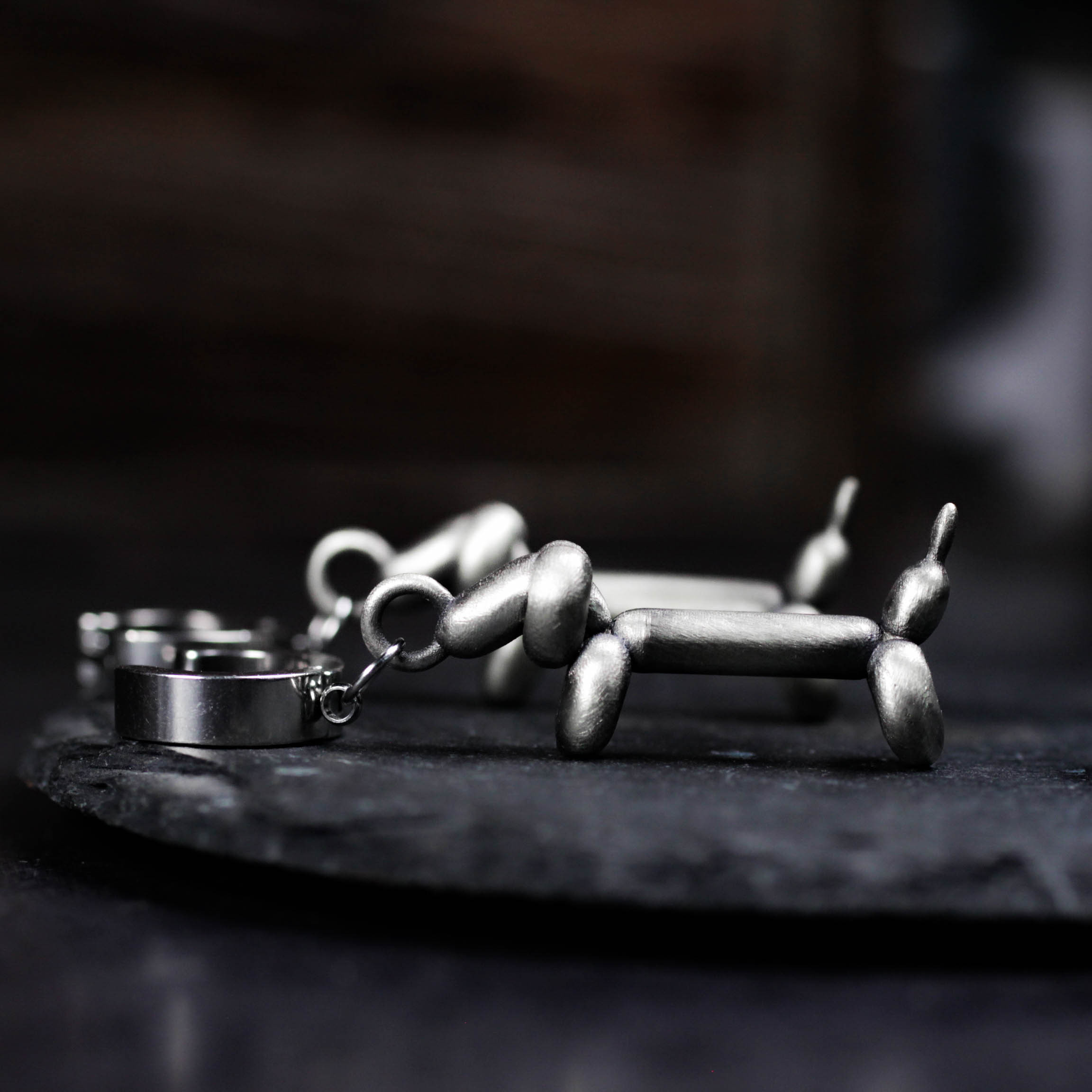 バルーンドッグダングルイヤリング：925シルバーモダンアートフープ