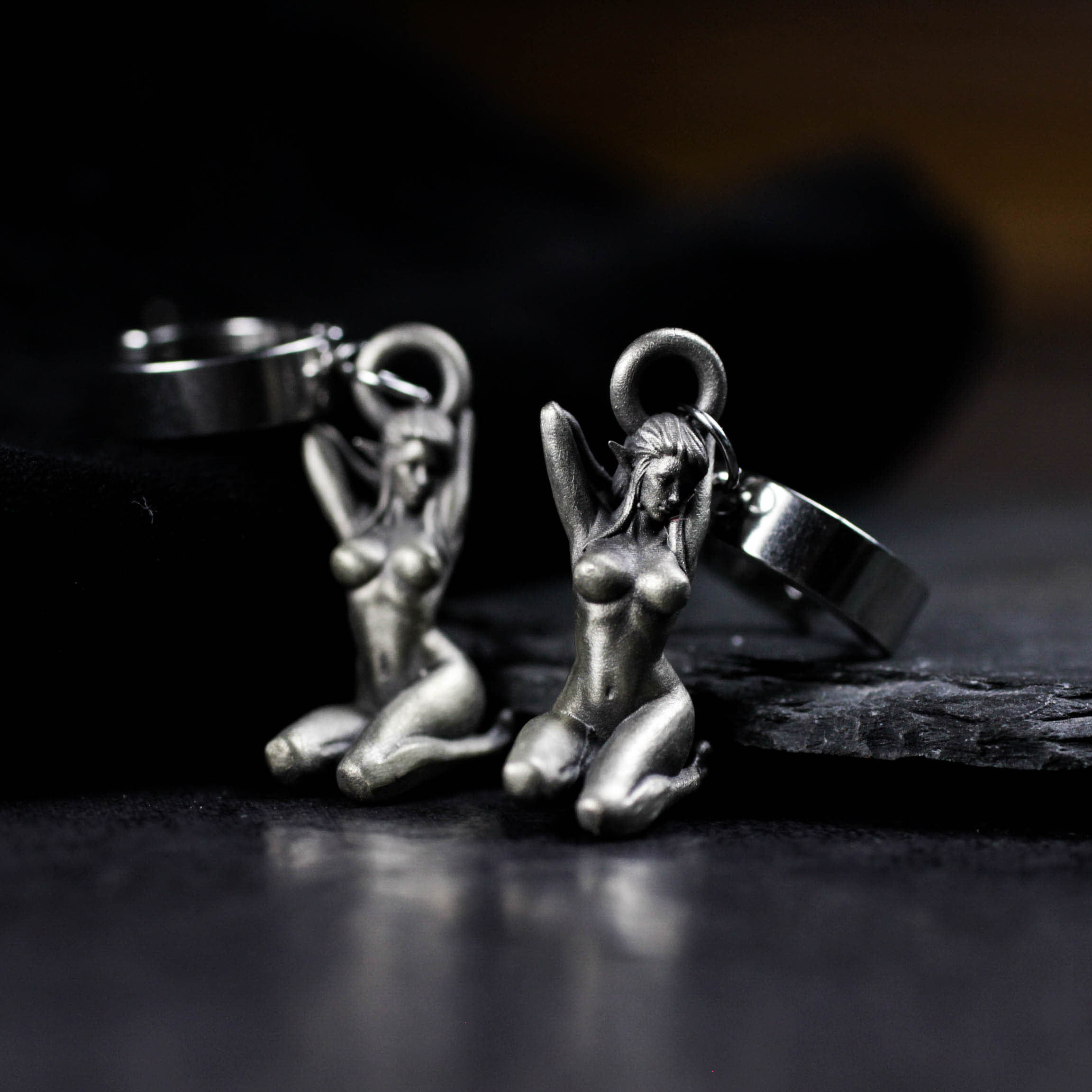 ゴシックシルバーのひざまずく悪魔の少女のイヤリング - ユニークなゴシックスタイルの手作りファンタジージュエリー