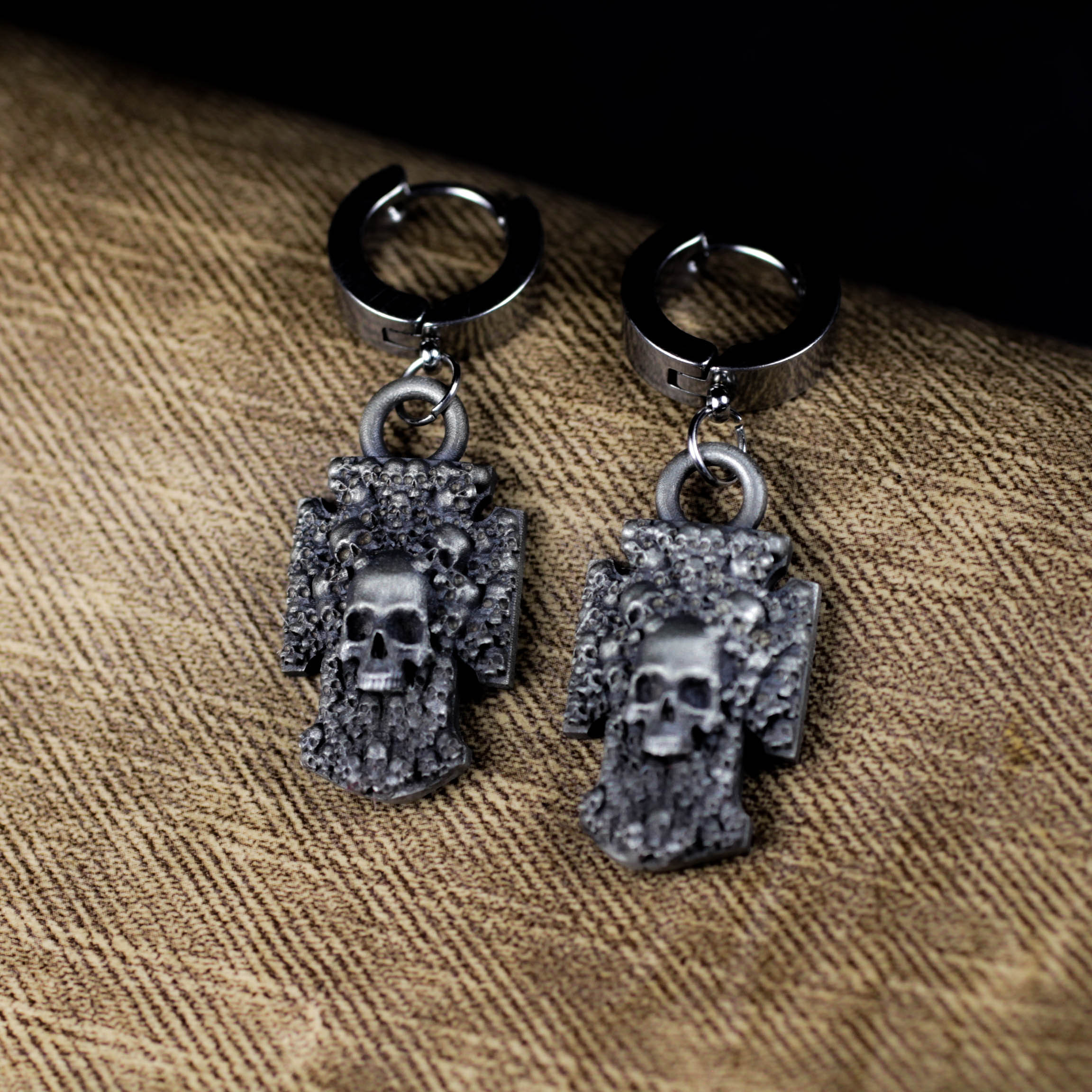 シルバースカルトーテムイヤリング - ハンドメイドゴシックステートメントジュエリー