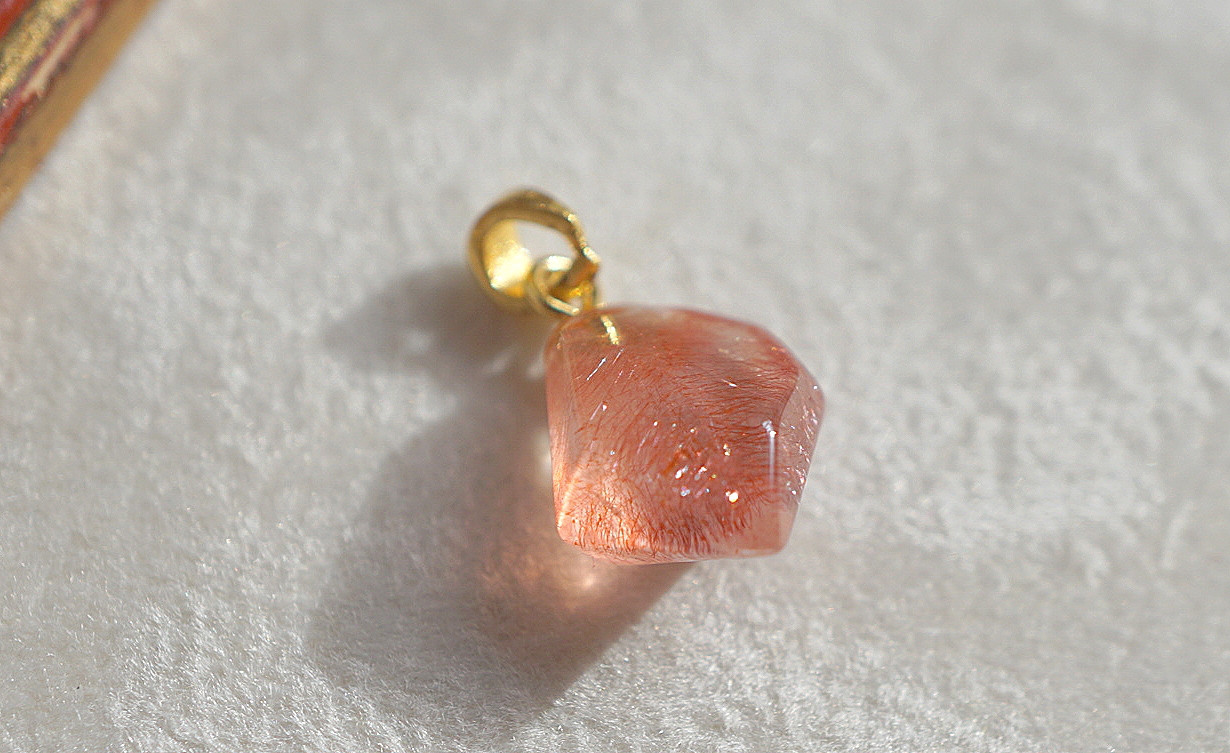 【１１mm】カザフスタン産　ストロベリークォーツ　ドロップペンダントトップ〈１８kgp〉