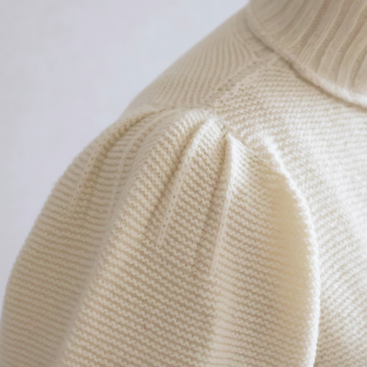 【大人フェミニン！】ホールガーメント カシミヤ混 ケーブル柄 パフショルダープルオーバー【オフホワイト】