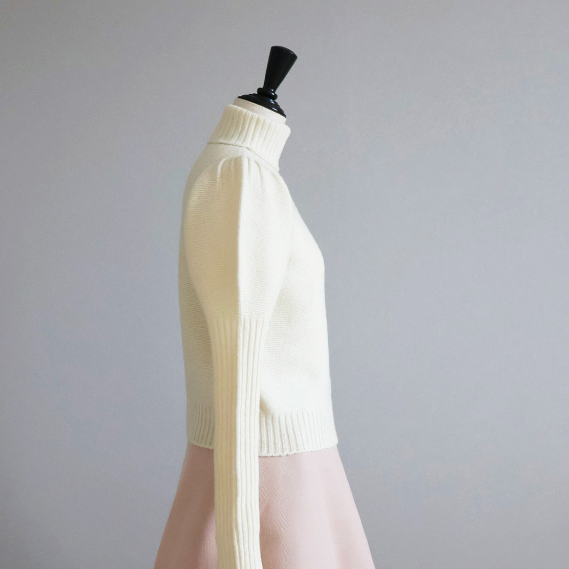 【大人フェミニン！】ホールガーメント カシミヤ混 ケーブル柄 パフショルダープルオーバー【オフホワイト】