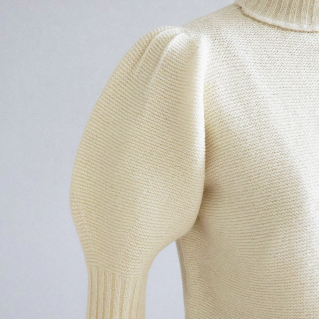 【大人フェミニン！】ホールガーメント カシミヤ混 ケーブル柄 パフショルダープルオーバー【オフホワイト】