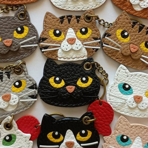 Oneコインが入る！イタリアンレザーの猫バッグチャーム 黒猫 鼻ピンク