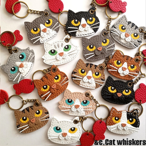 Oneコインが入る！イタリアンレザーの猫バッグチャーム 黒猫 鼻ピンク